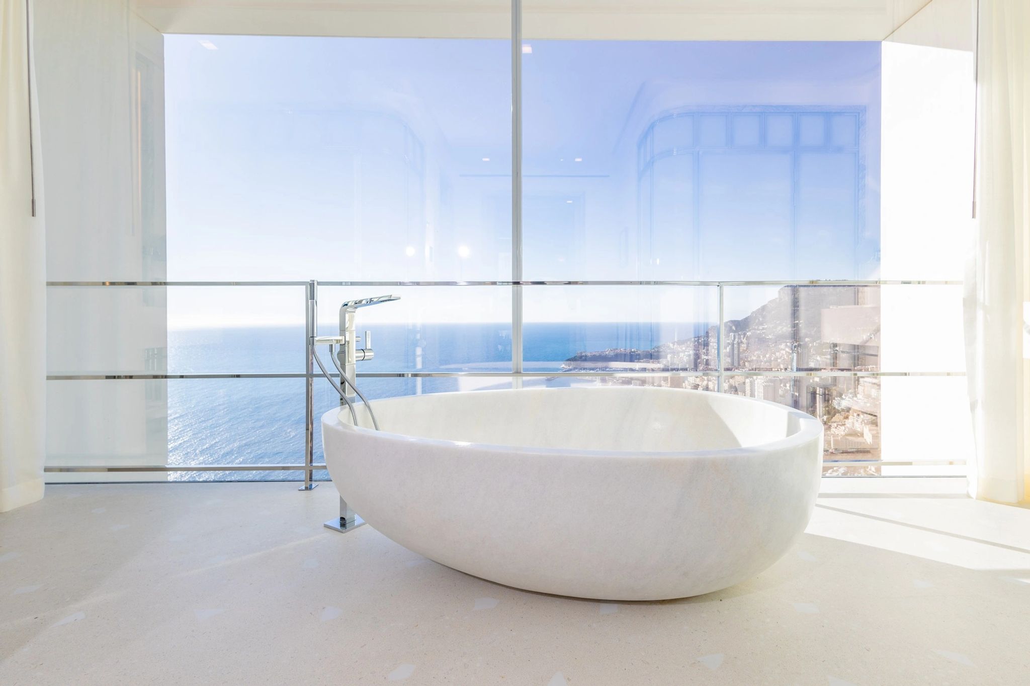 Azur Suite banheira de imersao - banho premium - vista mar - banheiro vista mar