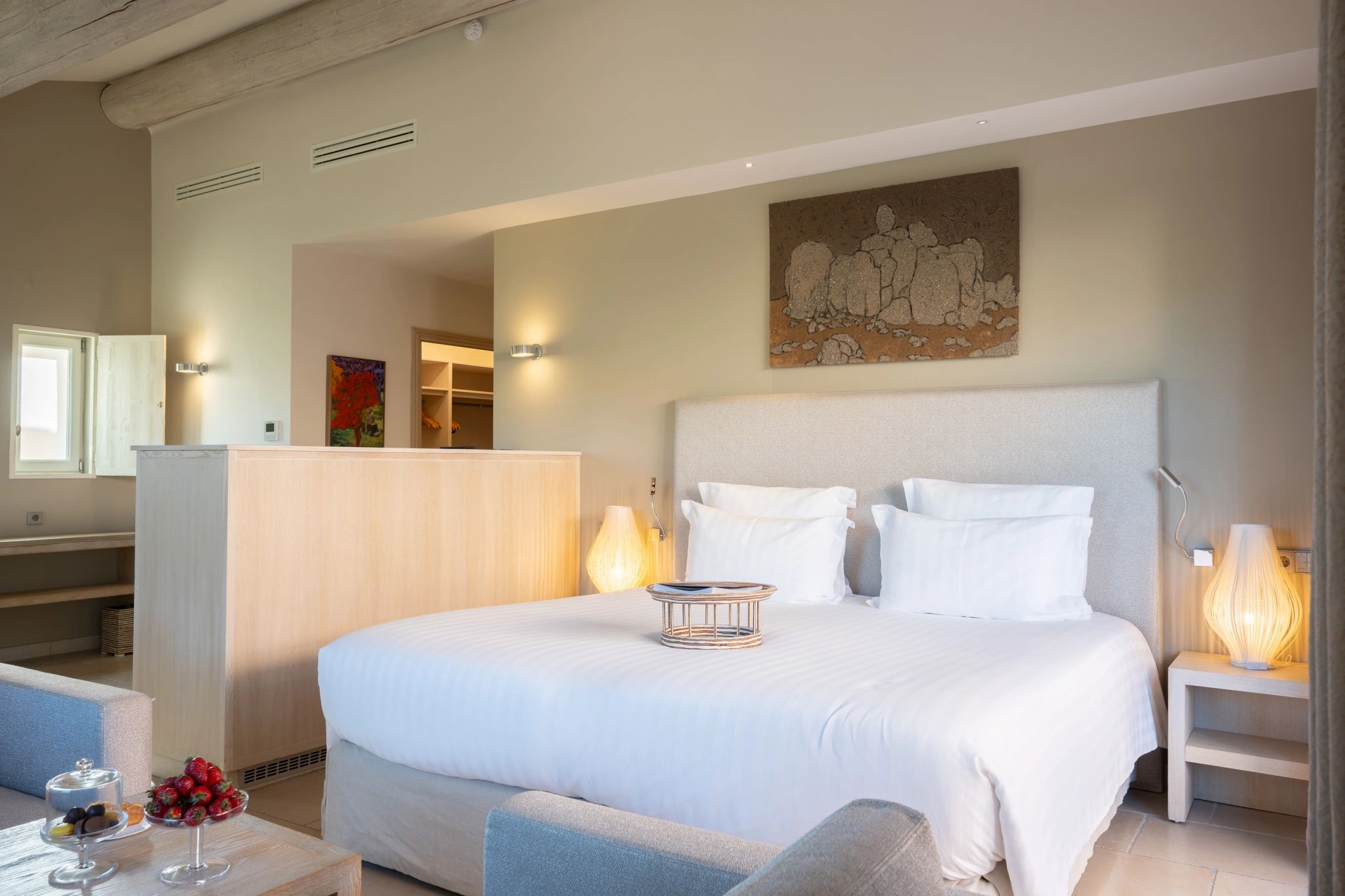 Junior Suite Terrace View cama king - suite casal - suite moderna - obras de arte - suite conforto