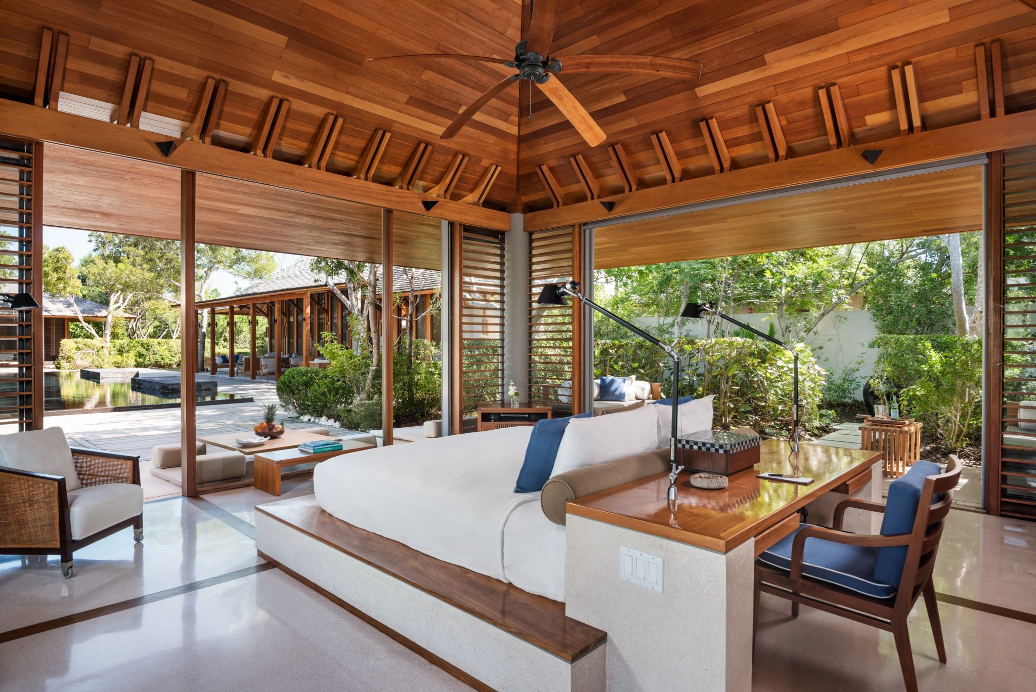 Four Bedroom Beach Path Tranquility Villa vila moderna - decoracao clean