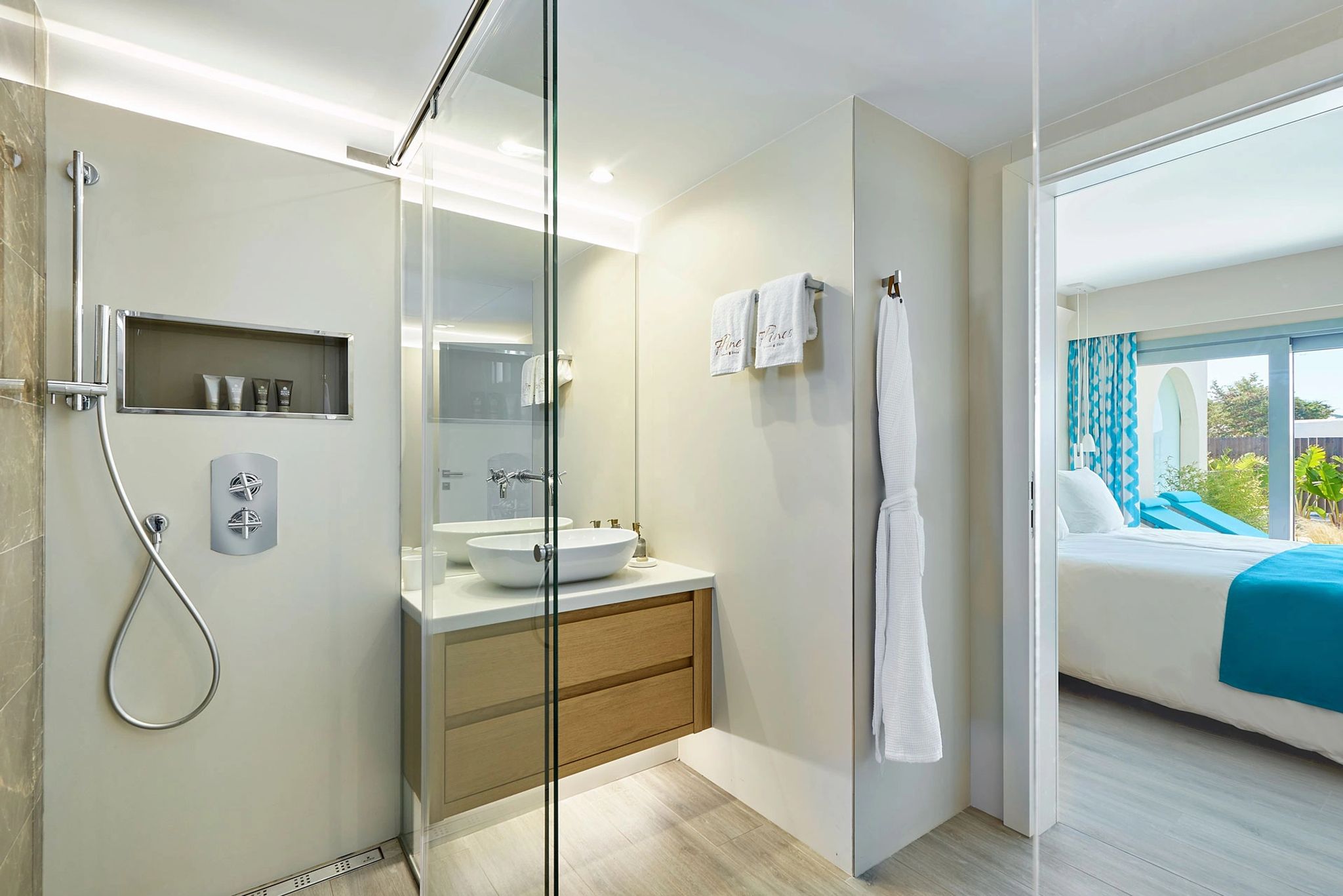 Laguna Suite Swim Up  banheiro da suite – revestimento sofisticado – ducha relaxante