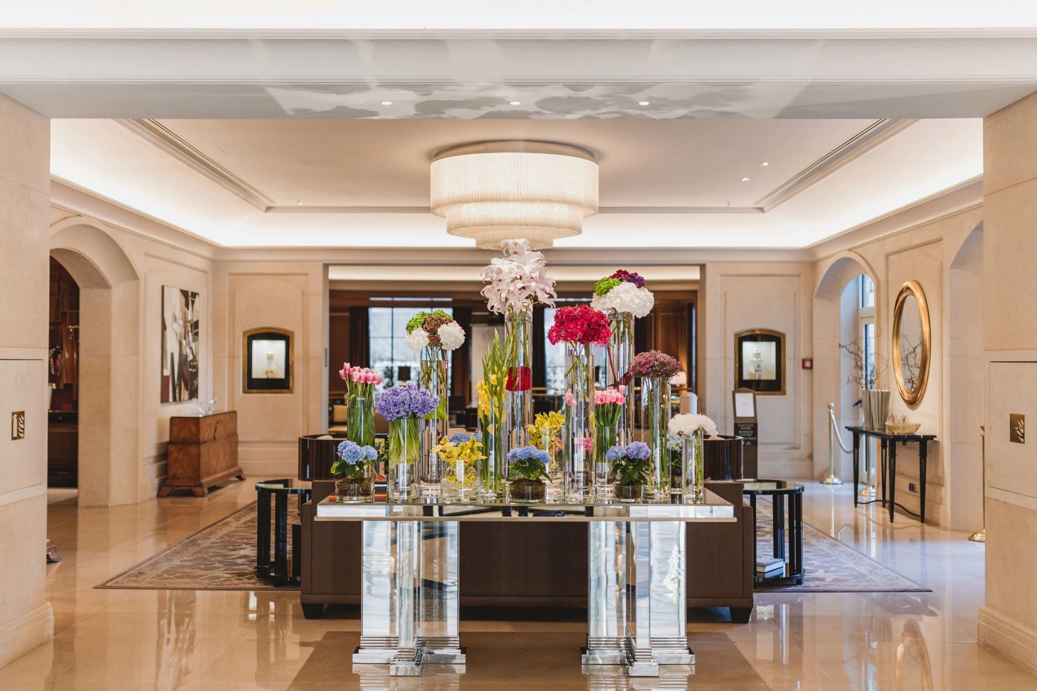 Lobby hall principal do four seasons prague com decoracao sofisticada e iluminacao natural