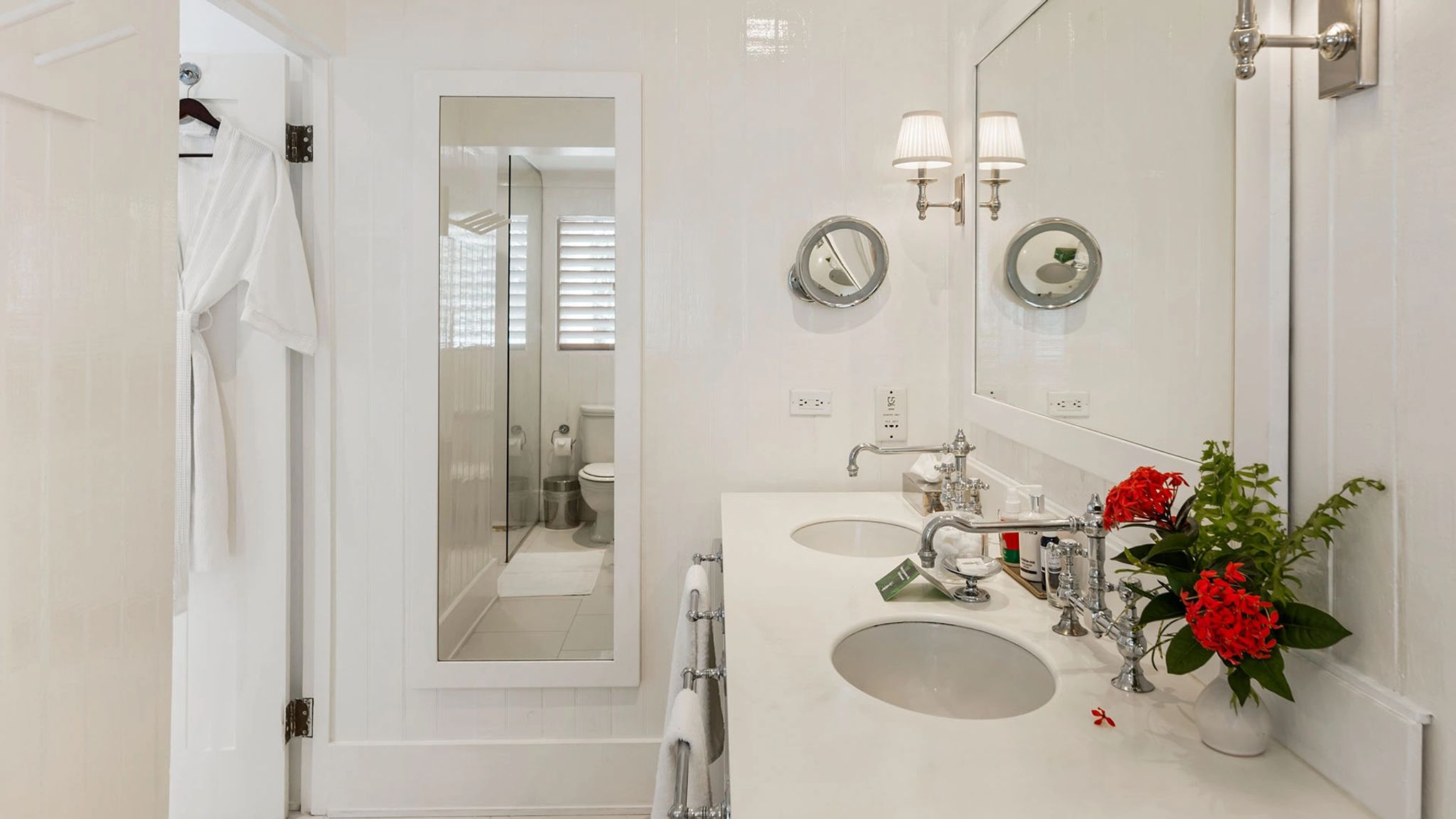 Ocean View Double  banheiro moderno - banheiro com pia dupla - banheiro casal