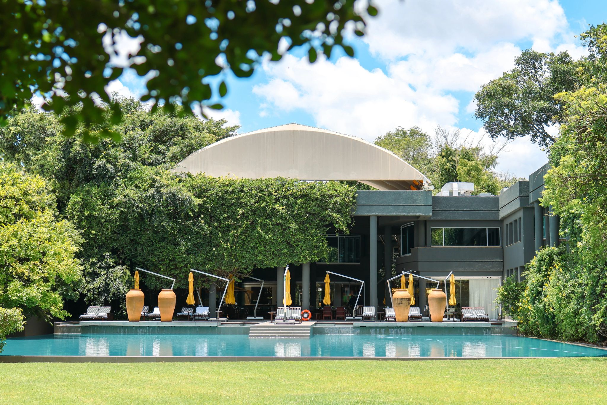 Saxon Hotel, Villas and Spa entrada hotel - hotel luxo - piscina africa do sul