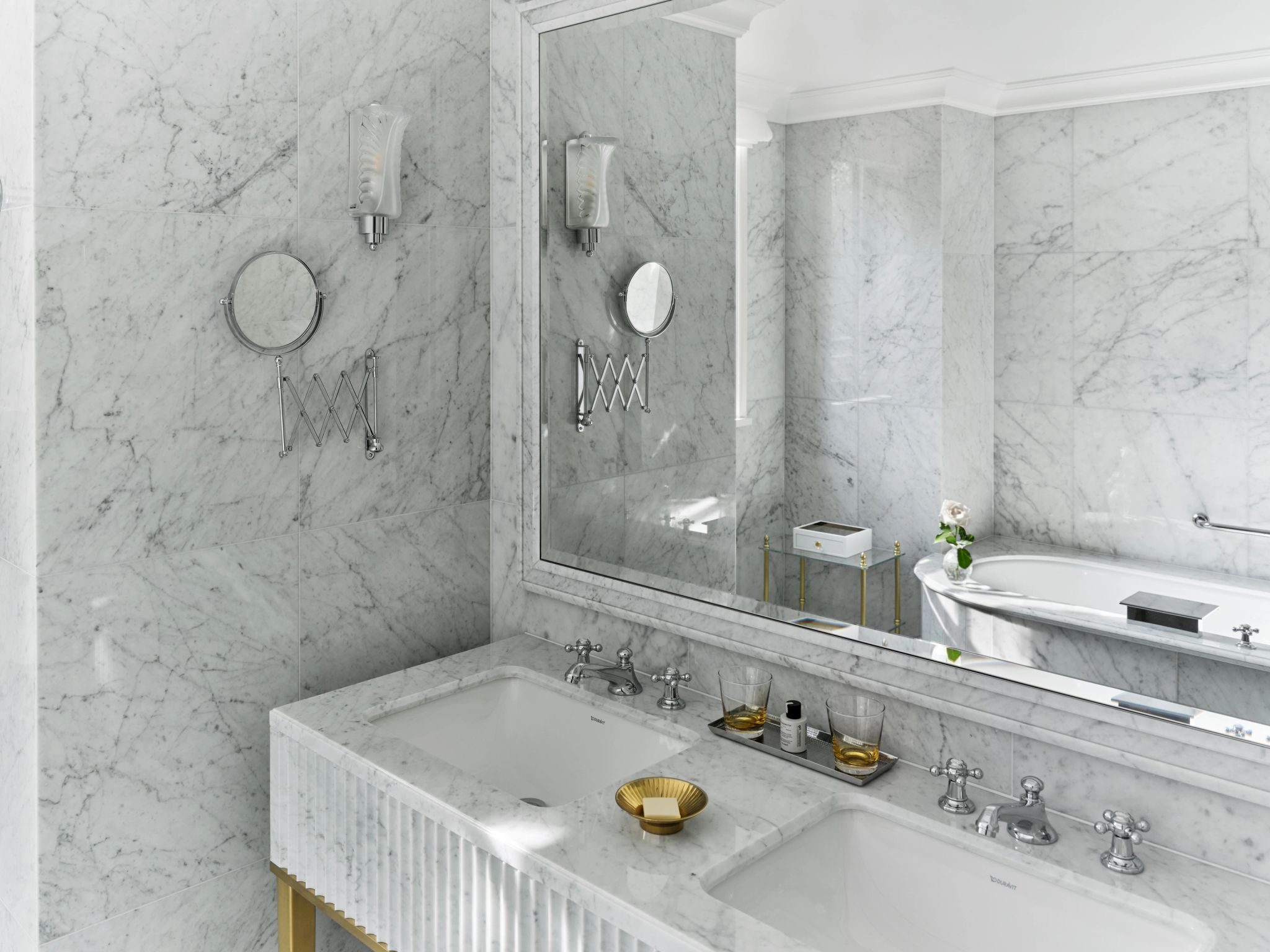 Executive banheiro em marmore - banheiro com pia dupla - banheiro casal