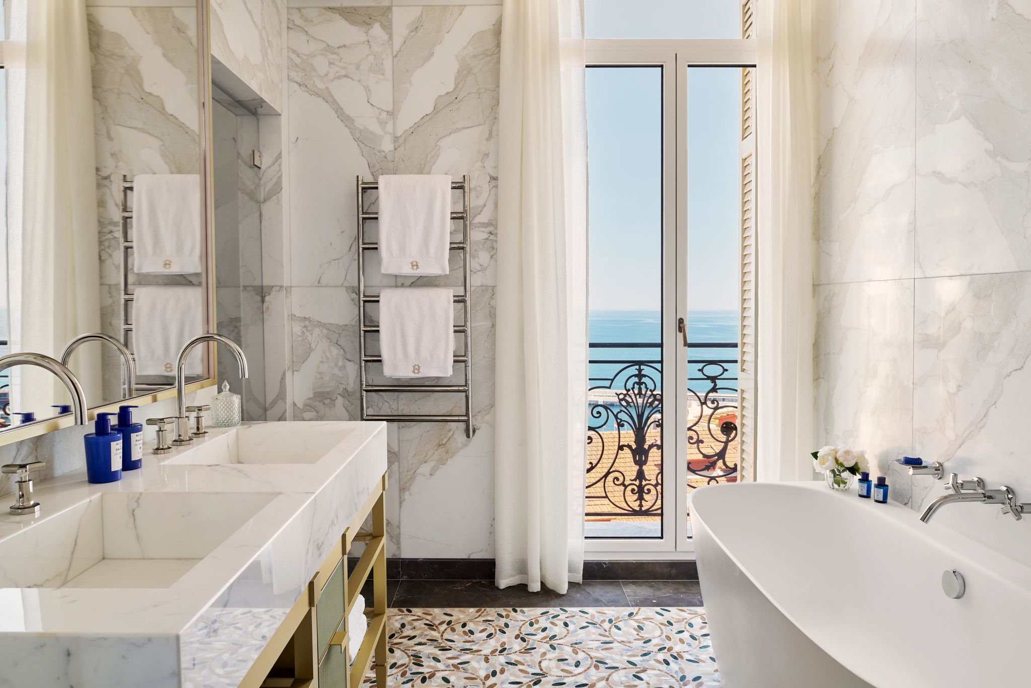 Prestige Junior Suite Sea View banheira de imersao - banheiro em marmore - design sofisticado