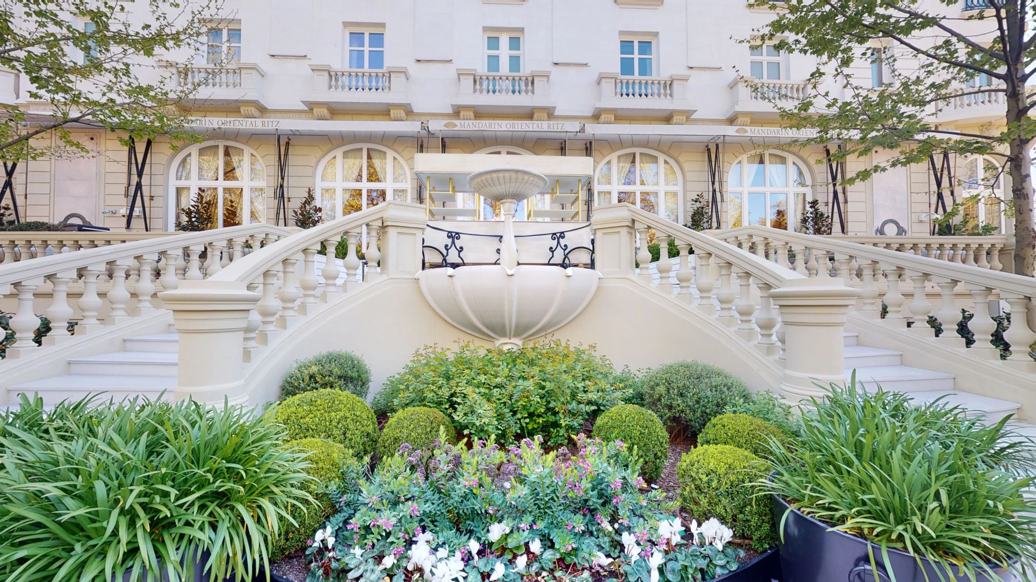 escada do palacio - jardim ritz - restaurante ao ar livre - restaurantes madri