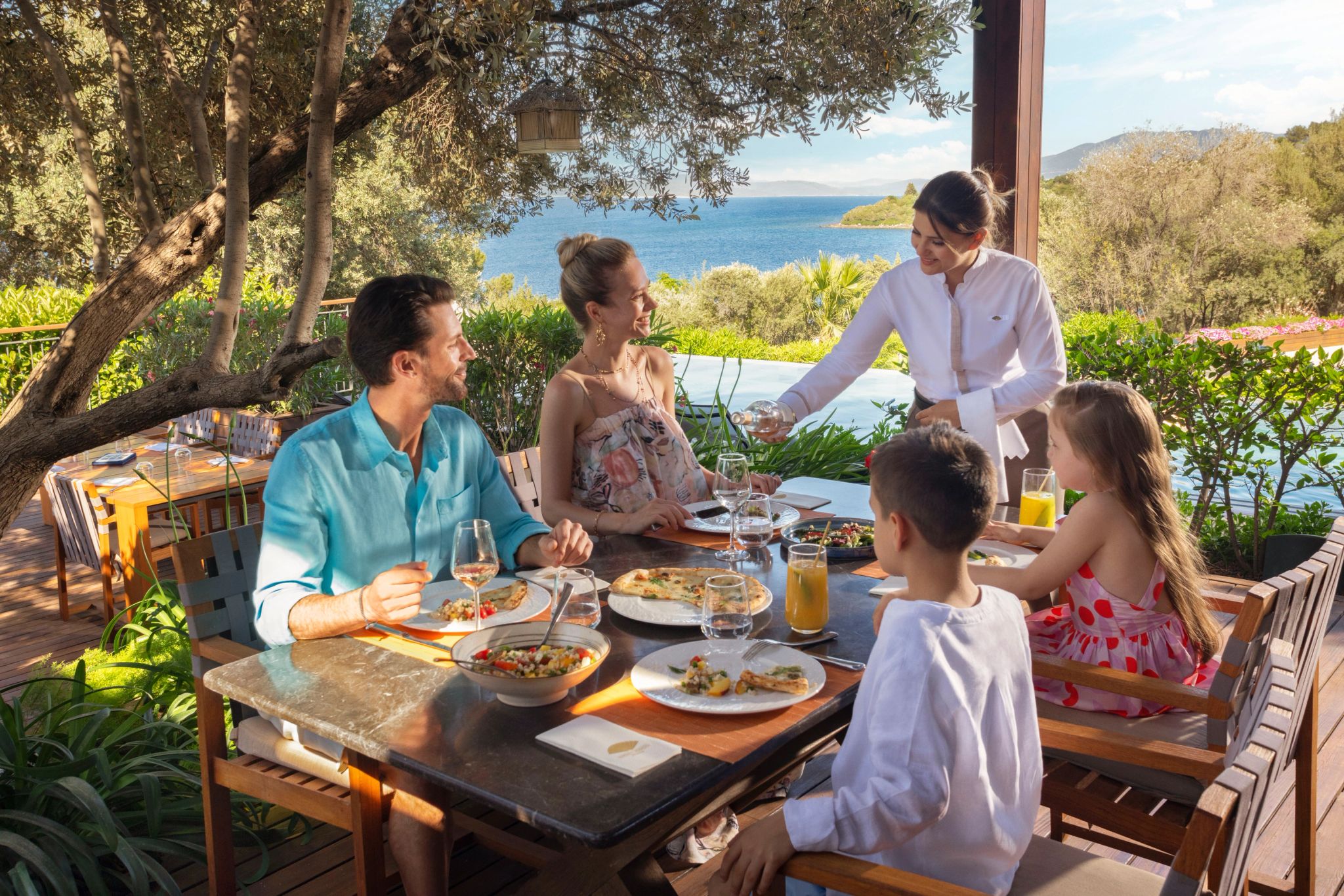 almoço em familia - almoço ao ar livre - restaurante beira piscina