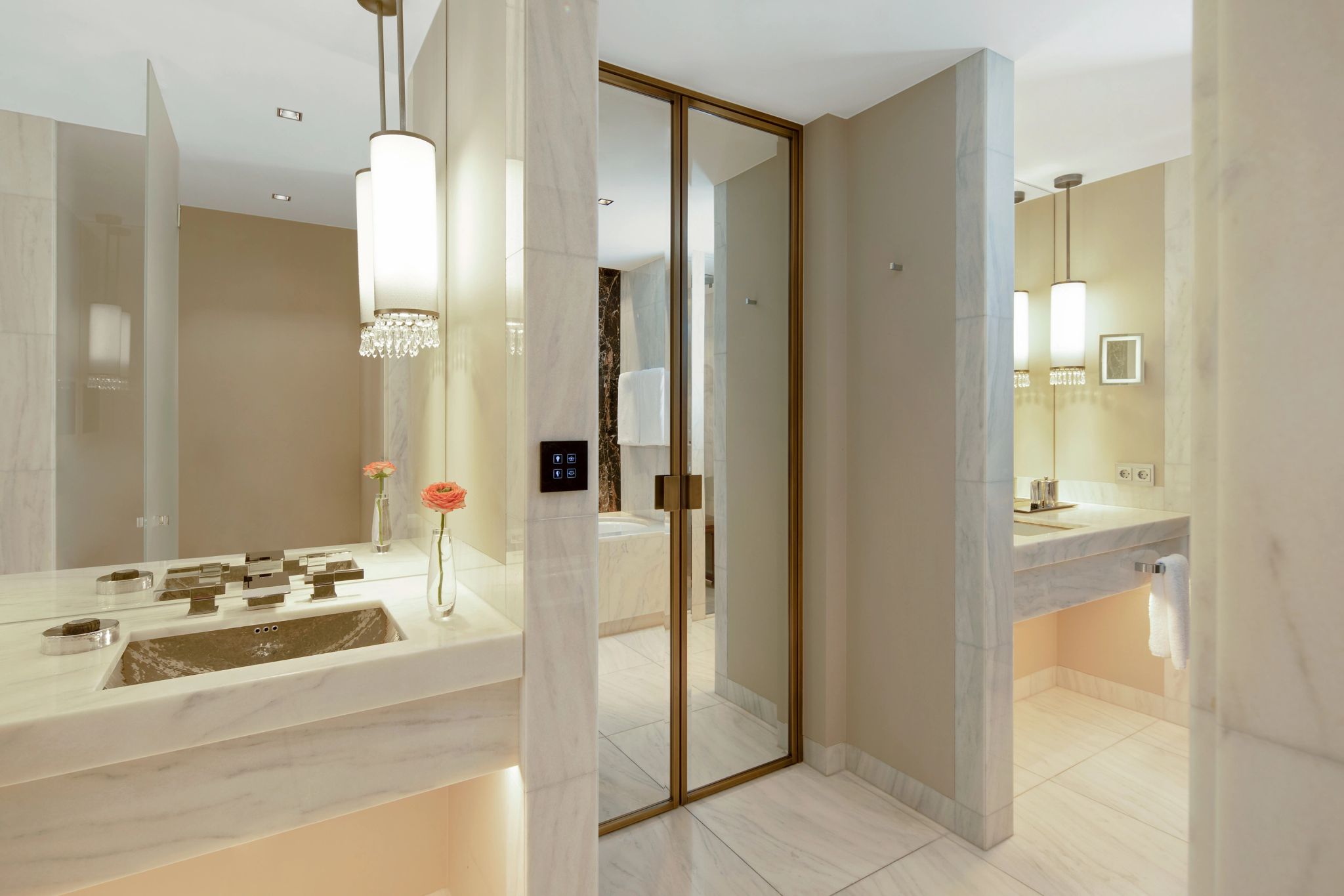 One King Bed Premium banheiro – banheiro chique – banheiro de marmore