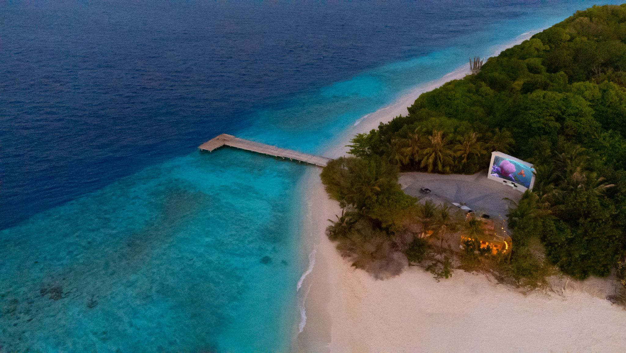 Cinema Paradiso cinema ao ar livre - tela na praia - sessao noturna maldivas