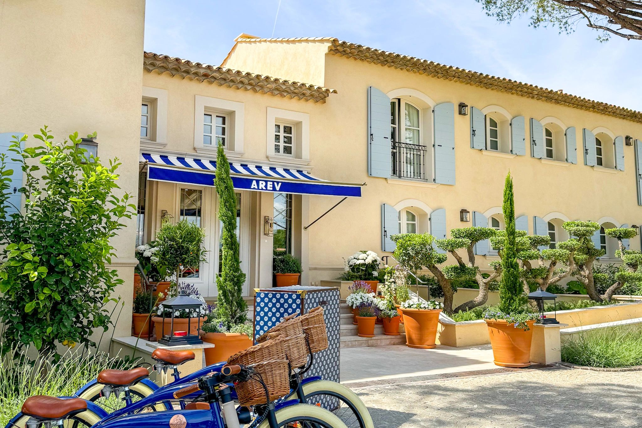 Arev St. Tropez fachada hotel luxo - entrada arev - arquitetura francesa