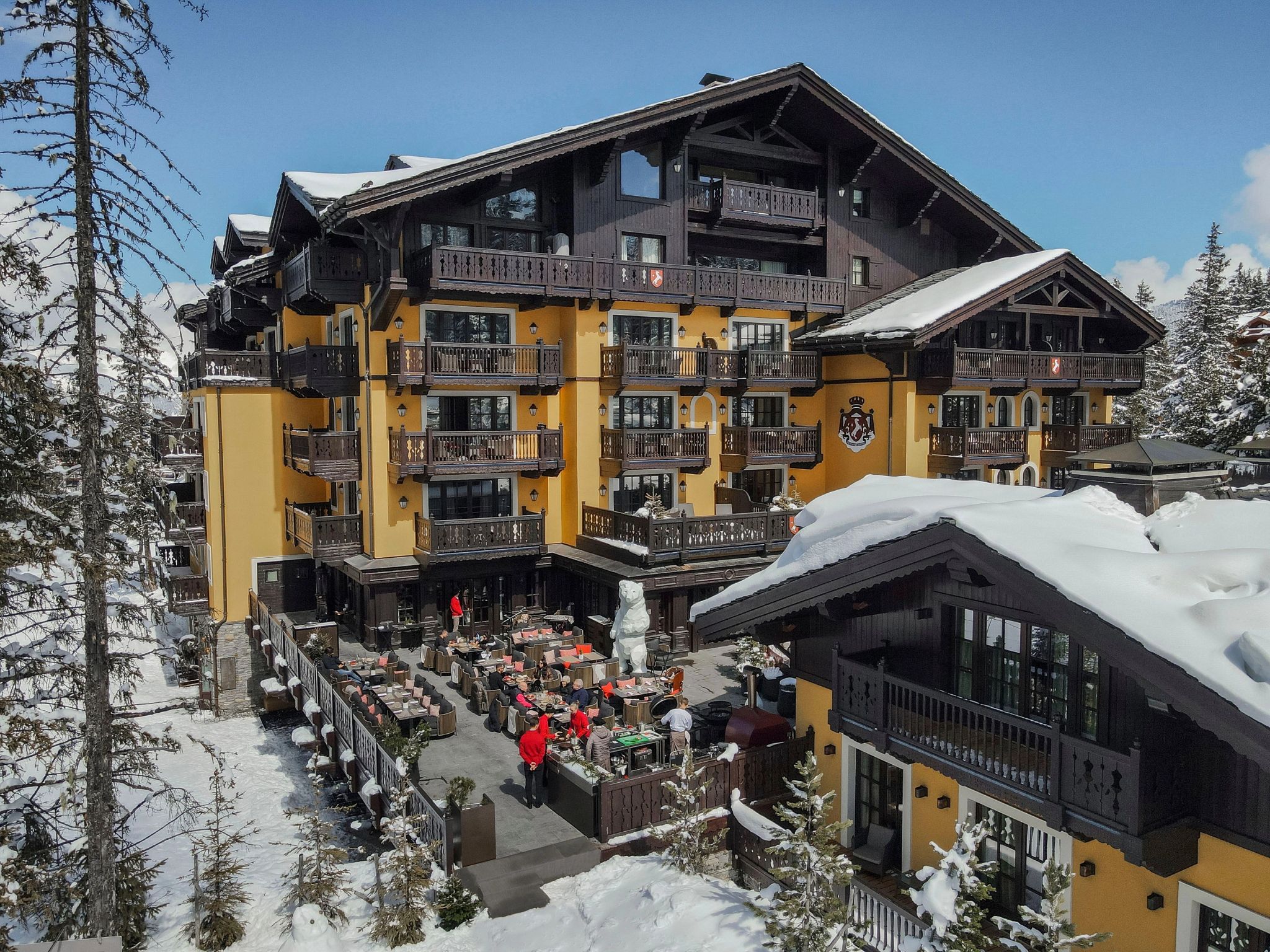 Restaurante La Terrasse de Cheval Blanc arquitetura alpina – restaurante com terraço