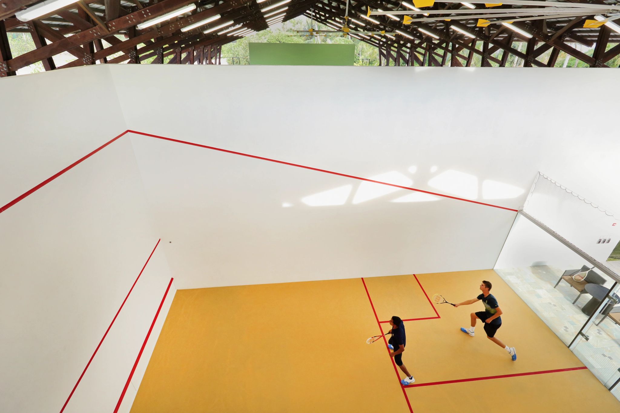 quadra de squash – esporte nas maldivas – resort bem-estar