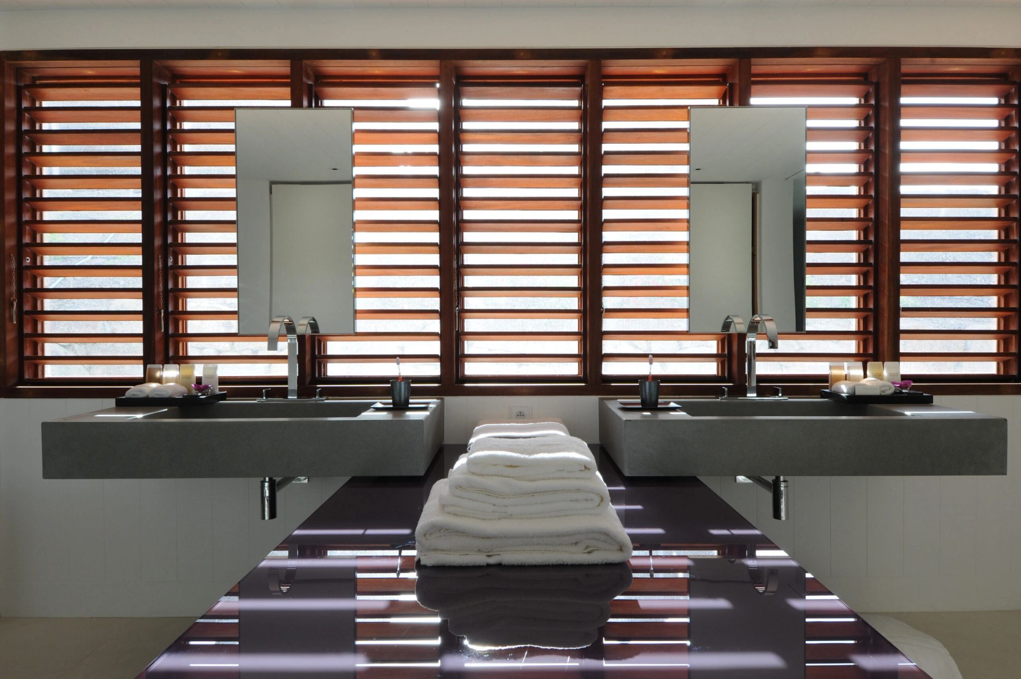 Le Sereno Villa banheiro casal – pia dupla – banheiro de luxo - banheiro moderno - banheiro