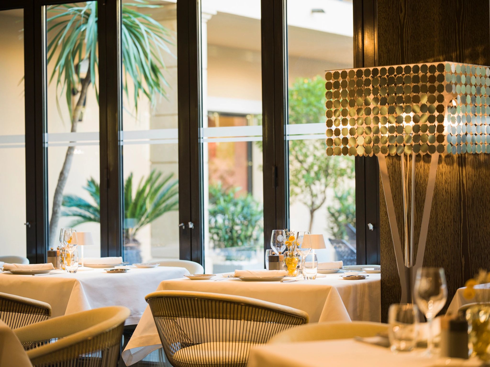 Pationata restaurante pationata hotel de paris saint tropez-culinaria italiana ambiente elegante-patio interno reservado