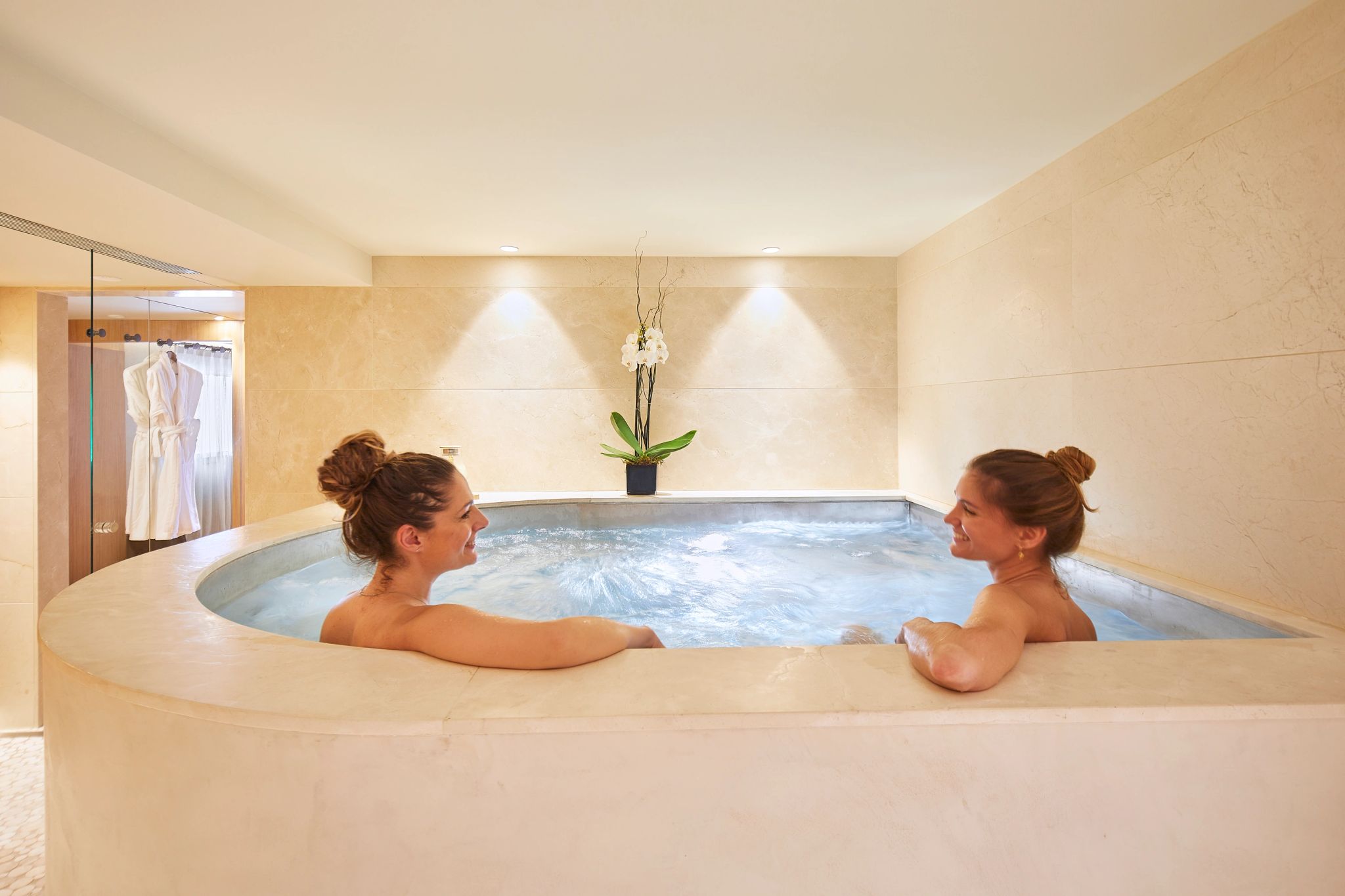 banheira de hidromassagem - bem estar - jacuzzi do spa