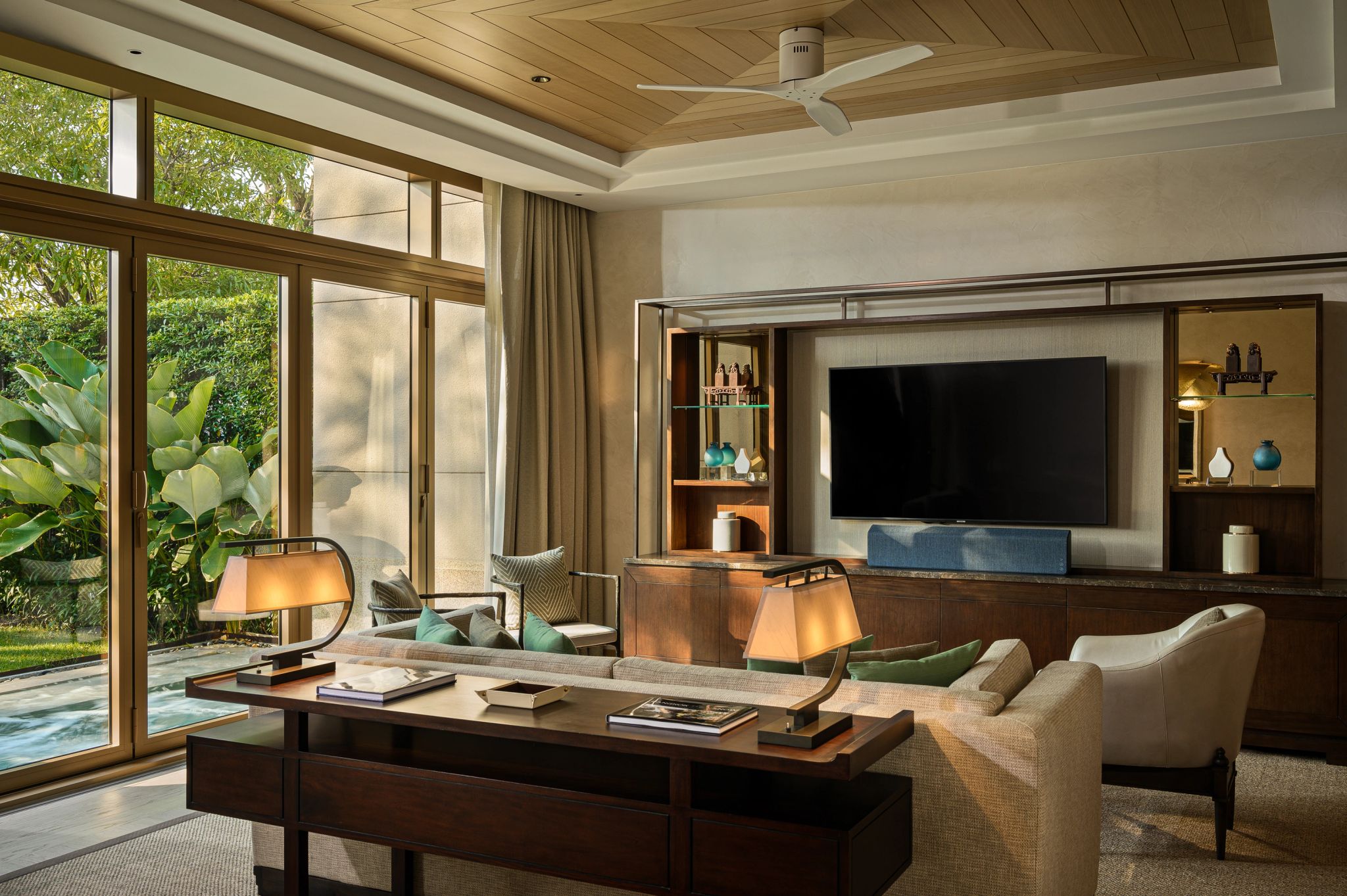 Villa sala de estar - sala com tv - sala moderna