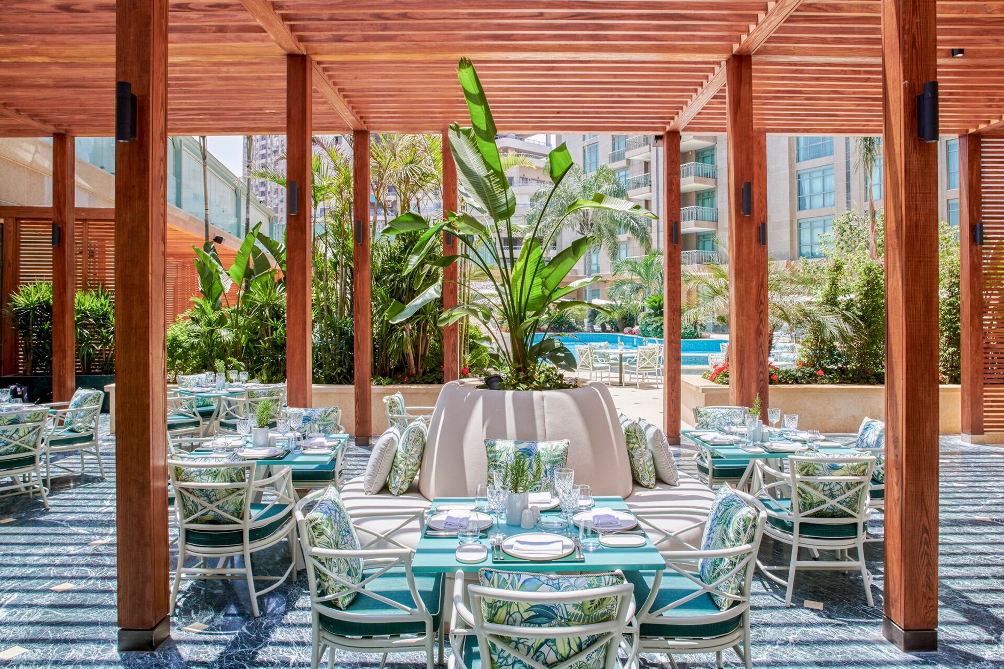 restaurante ao ar livre com pergolado - mesas postas - em hotel de luxo