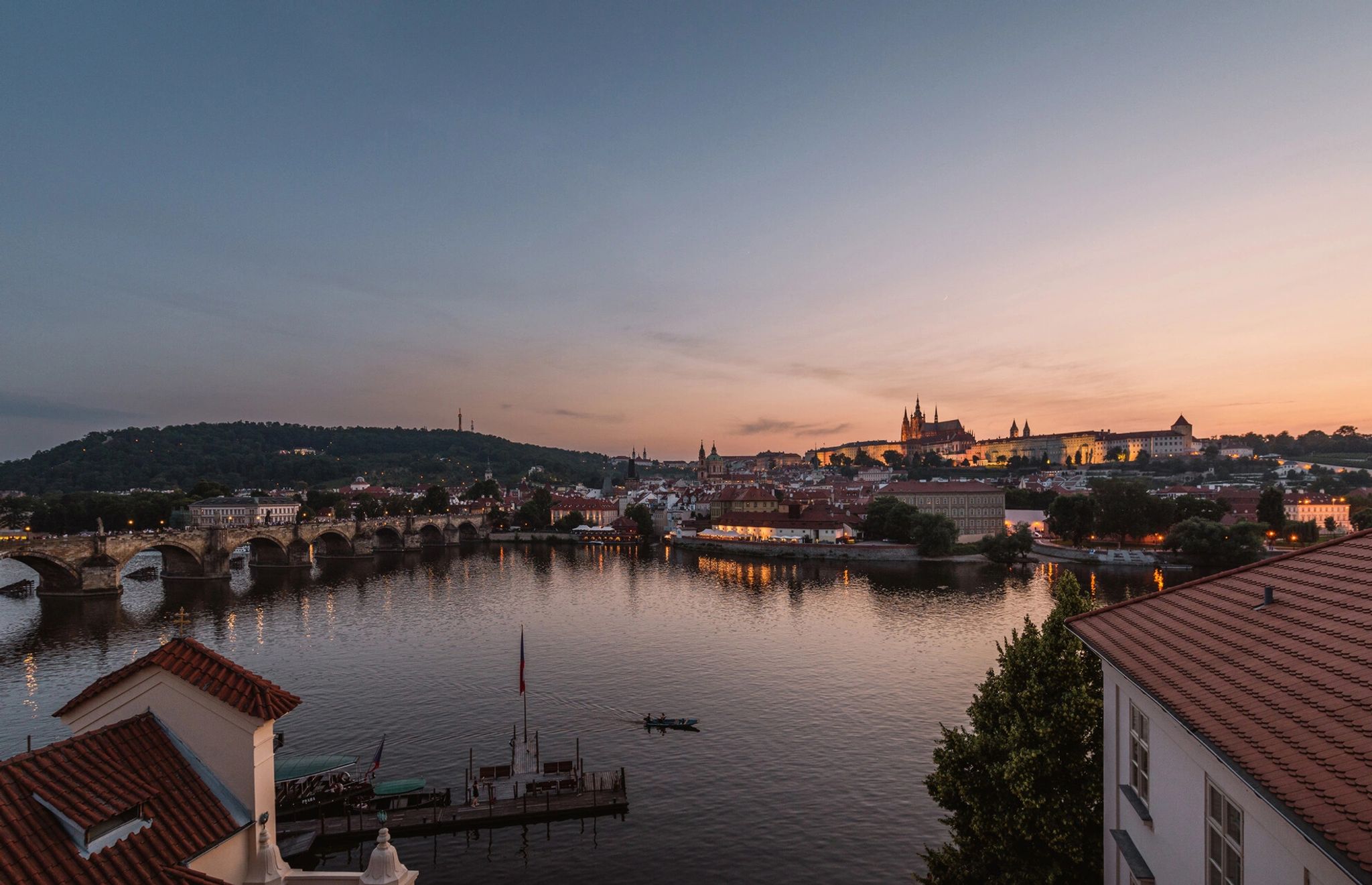 Four Seasons Hotel Prague vista do entardecer sobre o rio em praga proxima ao four seasons hotel