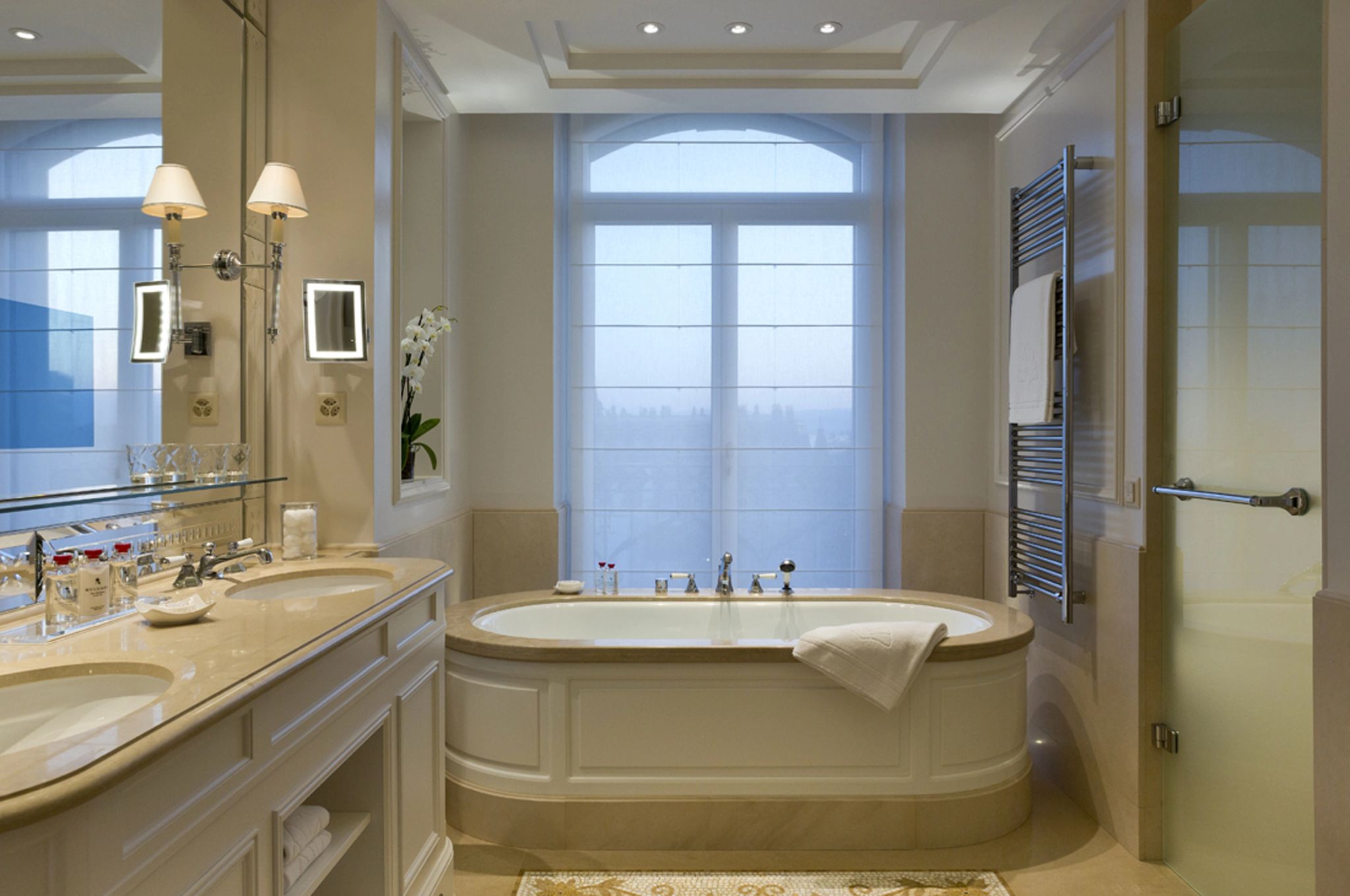 Junior Suite Palace  banheiro de luxo – banheira premium – pia dupla