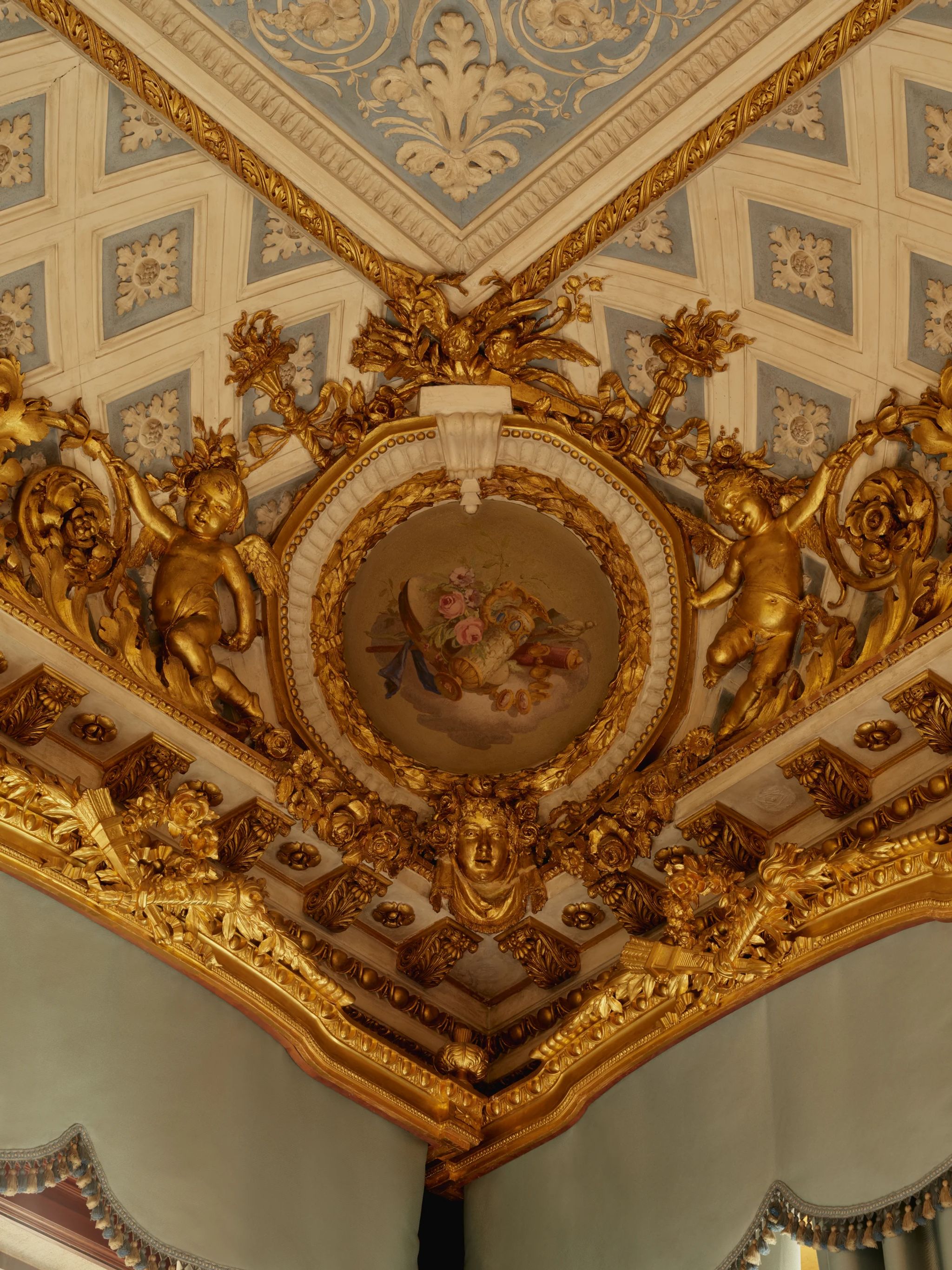 esculturas em ouro – pintura no teto – decoracao classica - pintura barroca