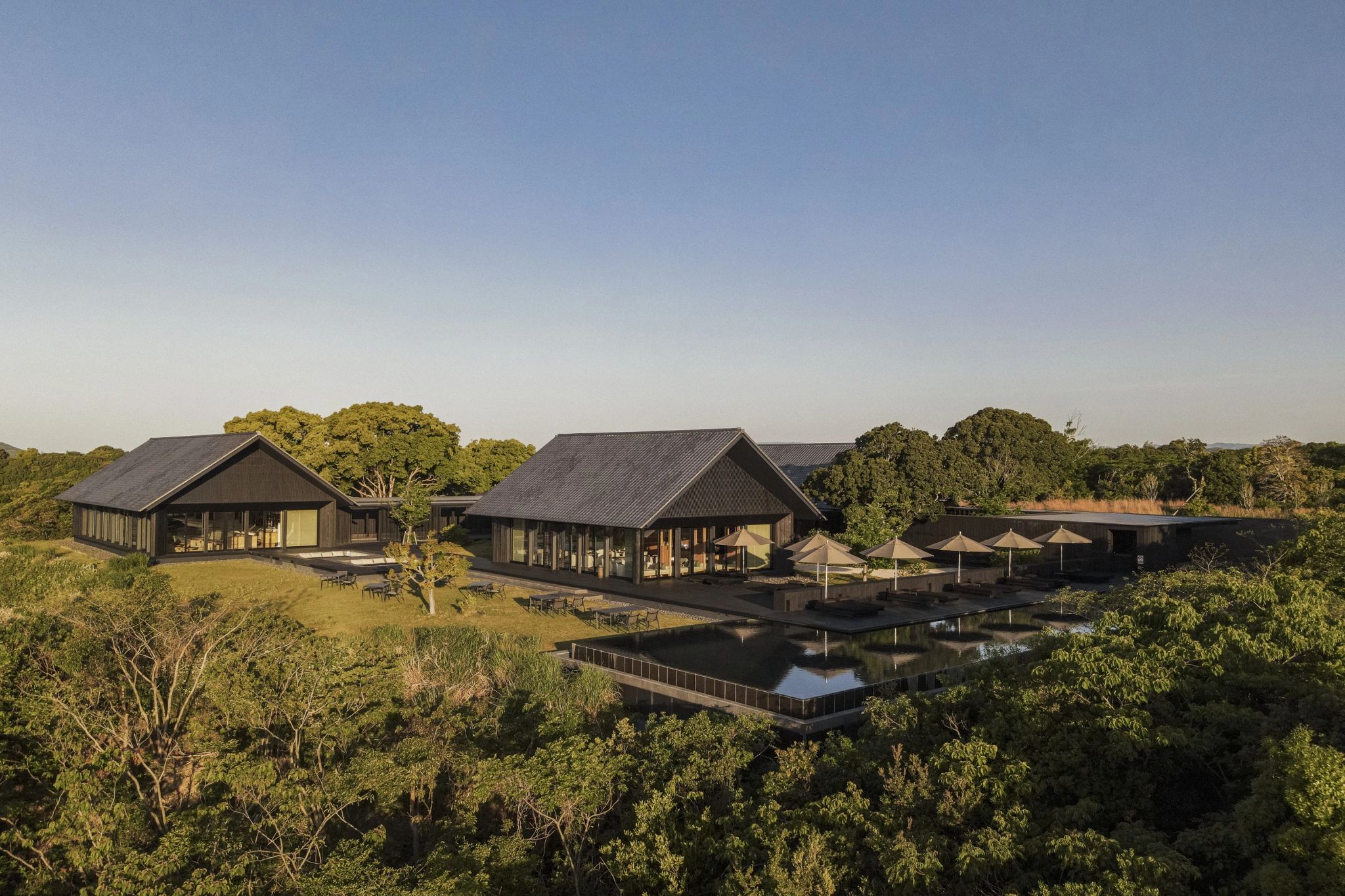 Fachada do Amanemu exterior do resort – area externa hotel – contato com a natureza