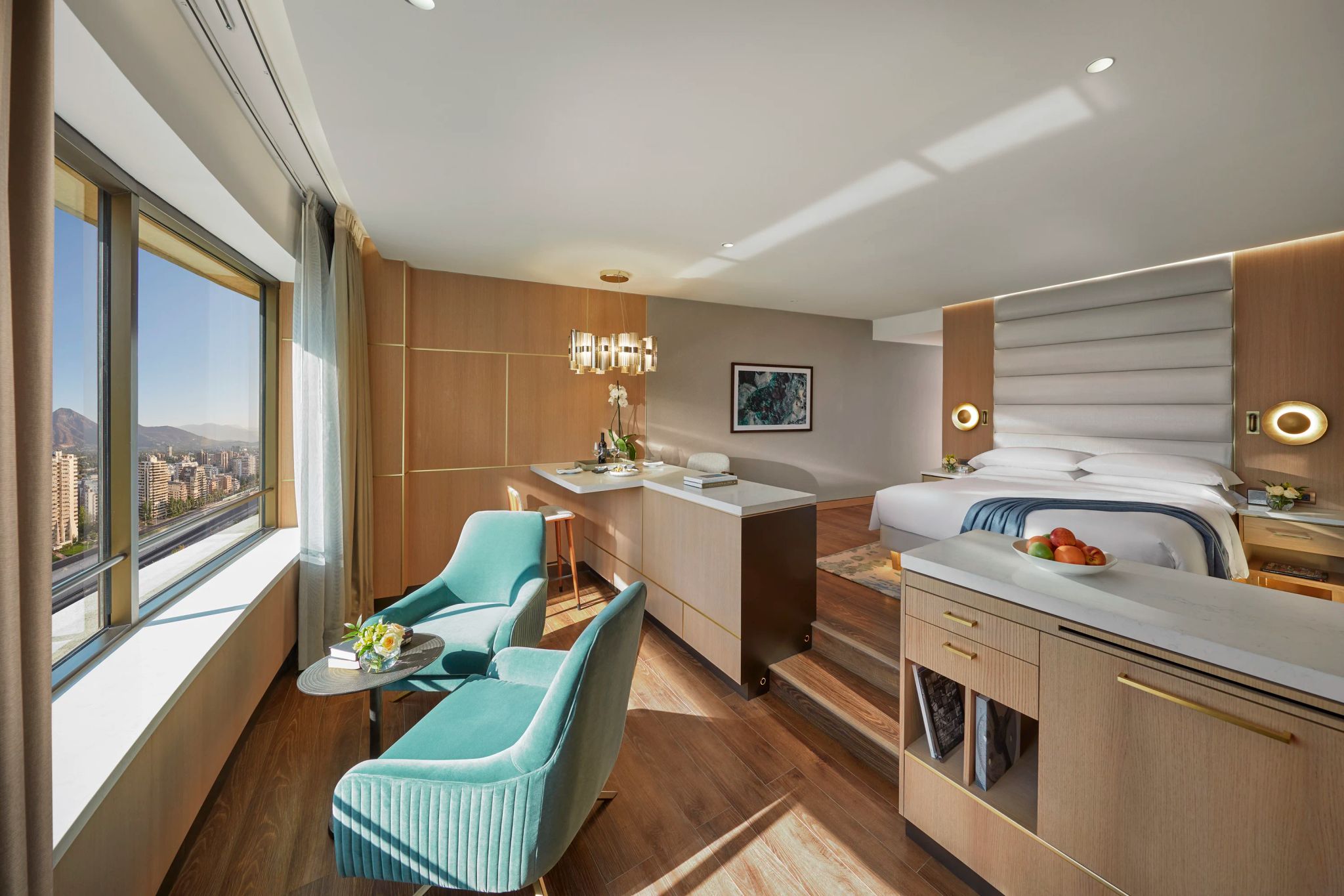 quarto vista montanhas - quarto de luxo - detalhes dourados - quarto bem iluminado