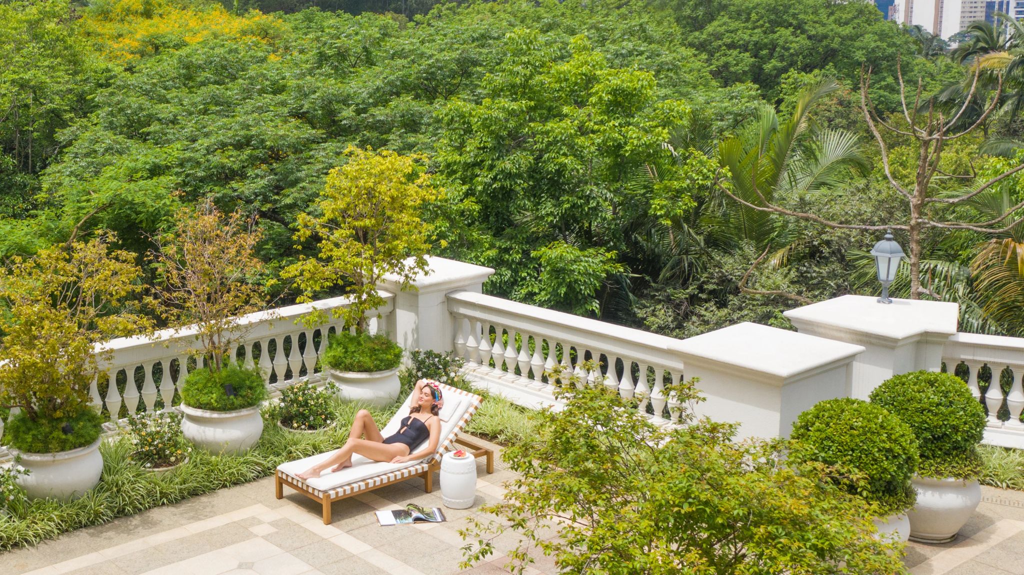 mulher deitada na espreguiçadeira de hotel de luxo - piscina de hotel