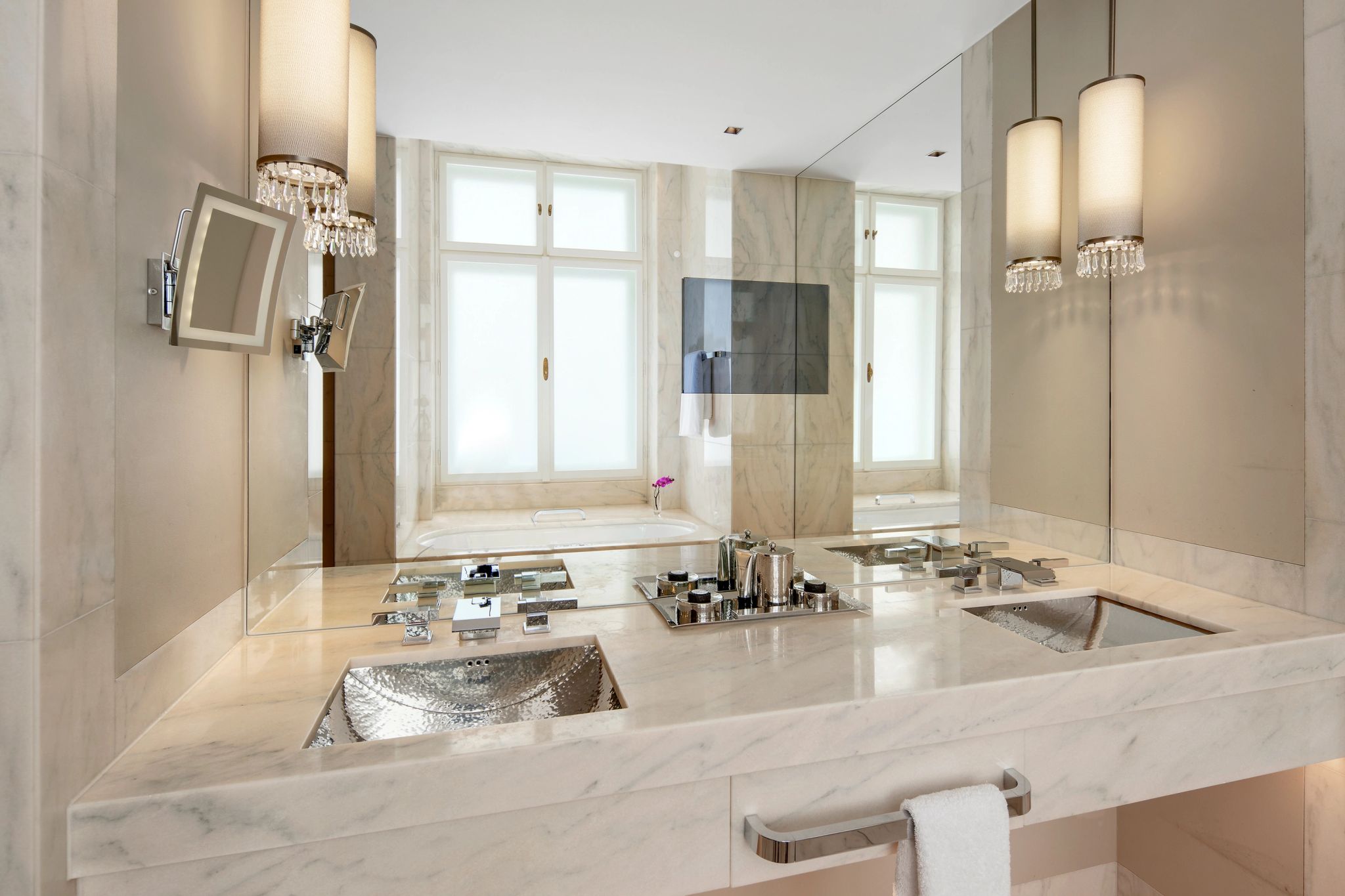 One King Bed Deluxe banheiro hotel – banheiro de luxo – pia dupla