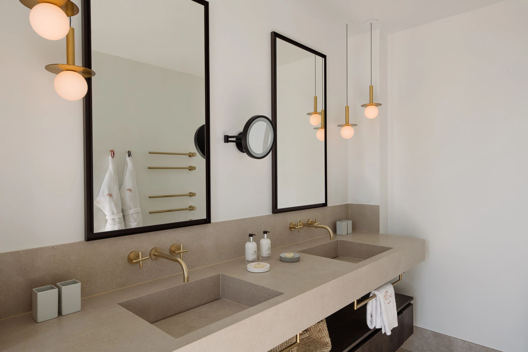 Grand Villa banheiro amplo - pia dupla - banho premium