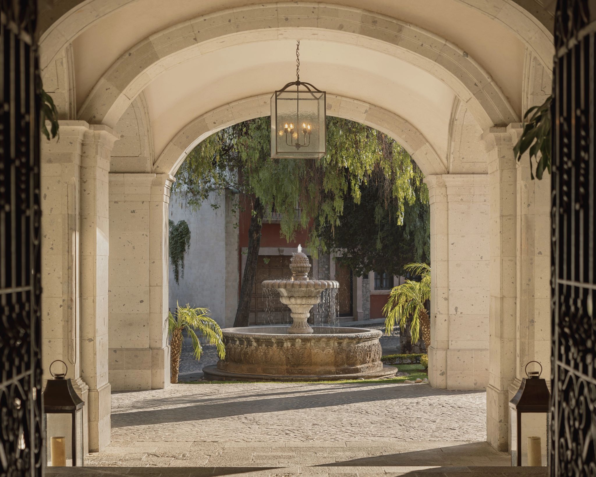 passagem em arcos de pedra - design colonial mexicano - charme historico