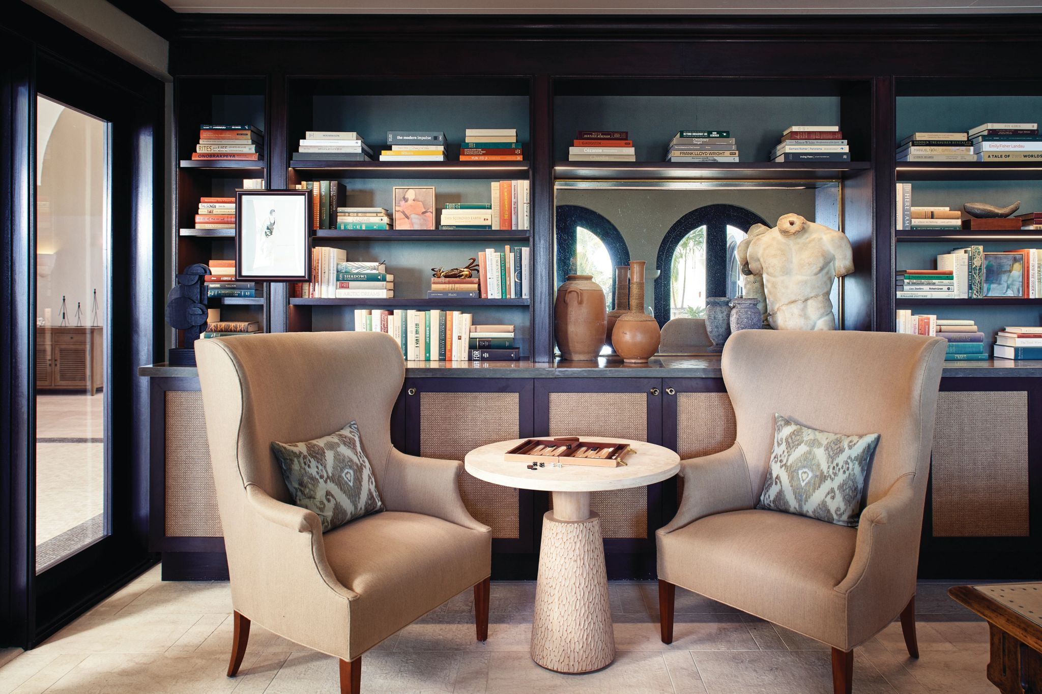 biblioteca hotel – biblioteca - sala de leitura - estante de livros - cultura - livros