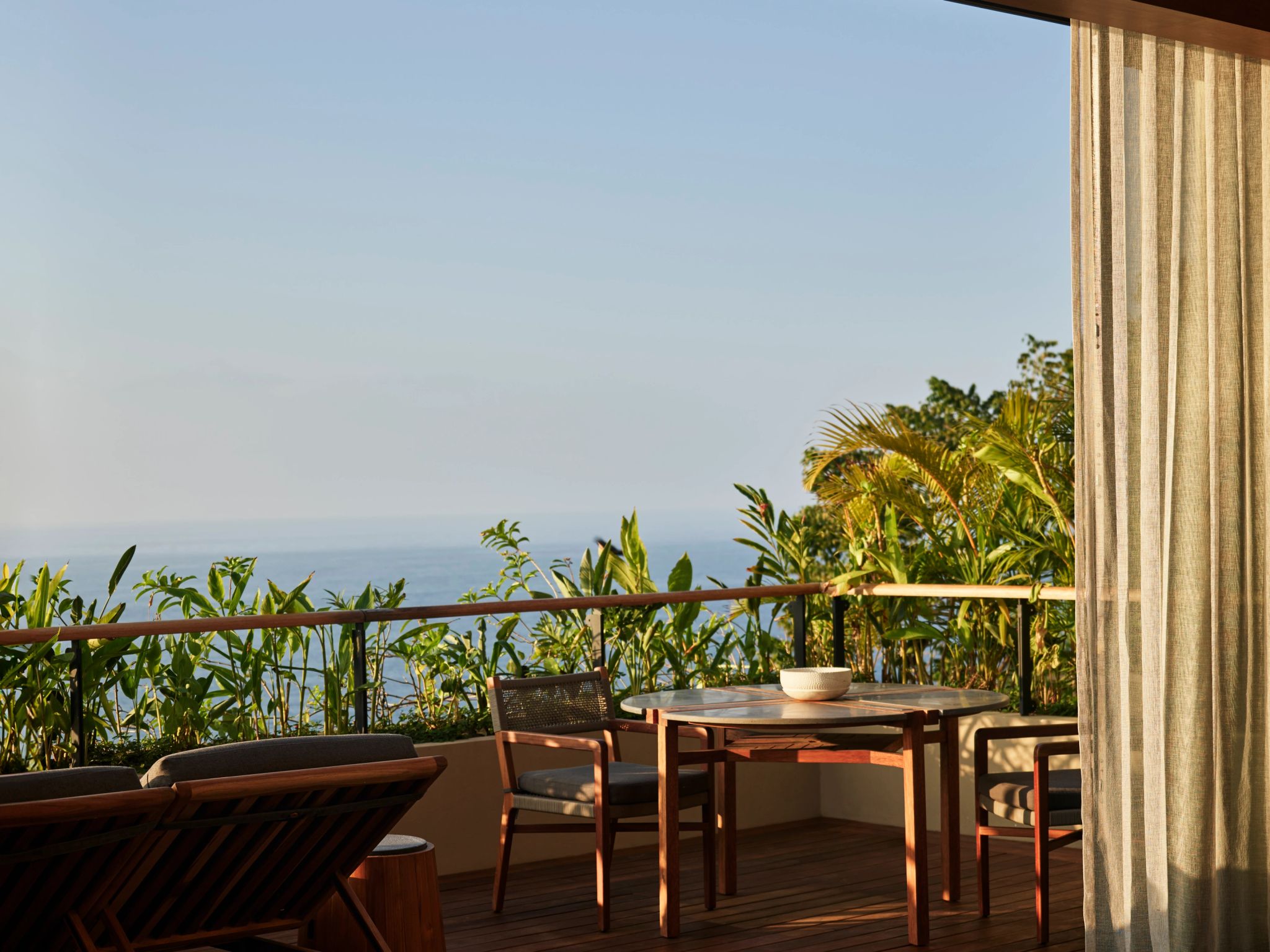 Ocean View Mountain Studio Suite terraco privativo - vista panoramica - mesa de jantar