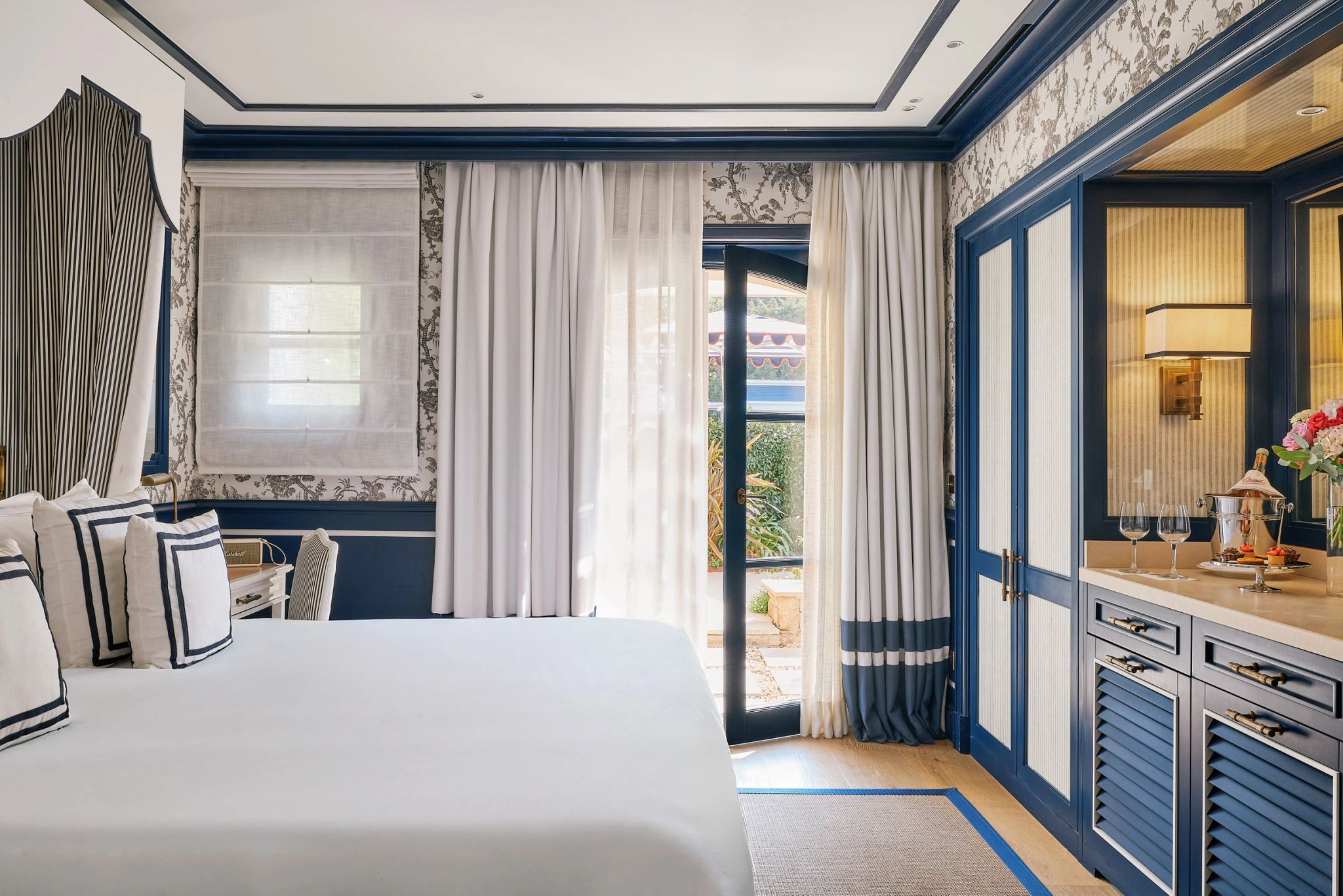 cama king size - quarto iluminado - decoracao premium