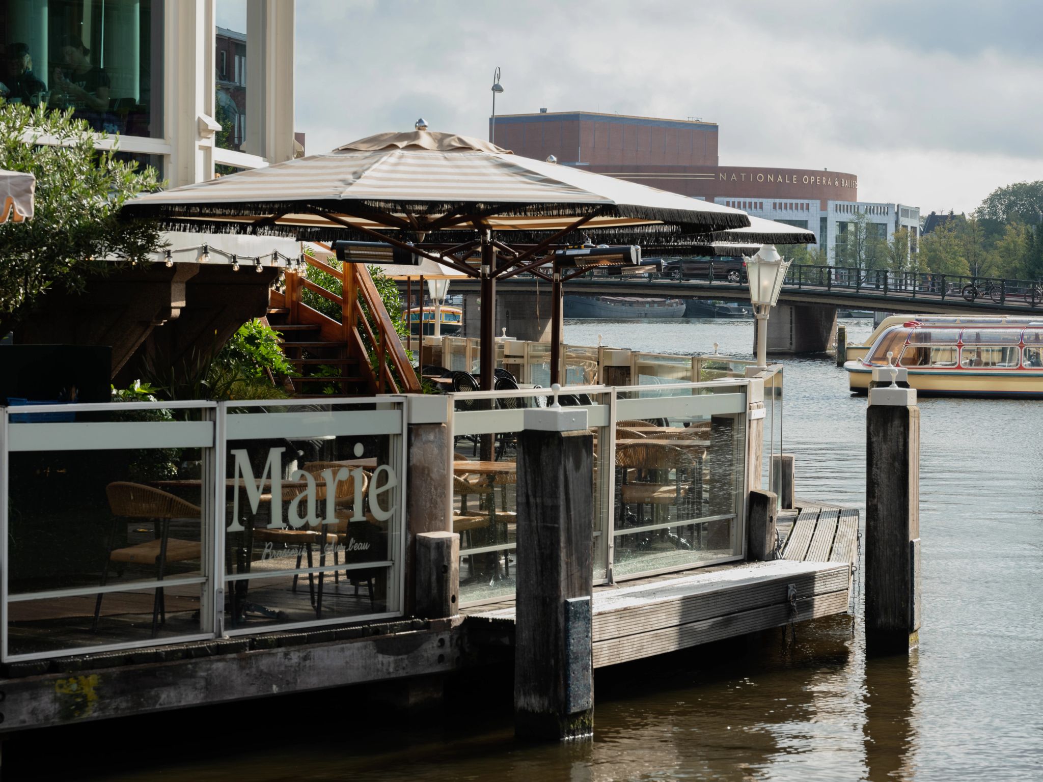mesas no terraço - vista rio amstel – restaurante com terraço