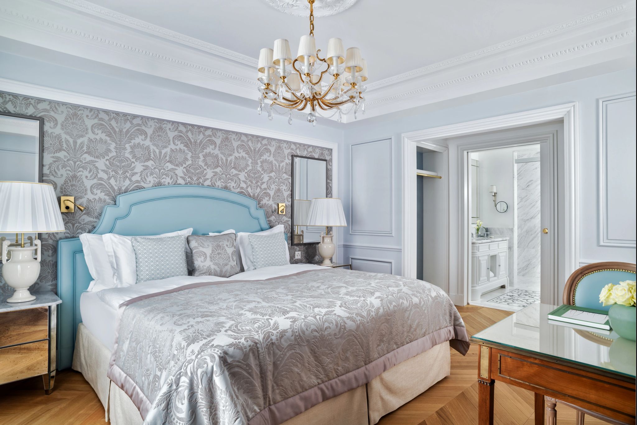 Deluxe City and Garden   quarto de hotel – cama de casal – mesa de trabalho