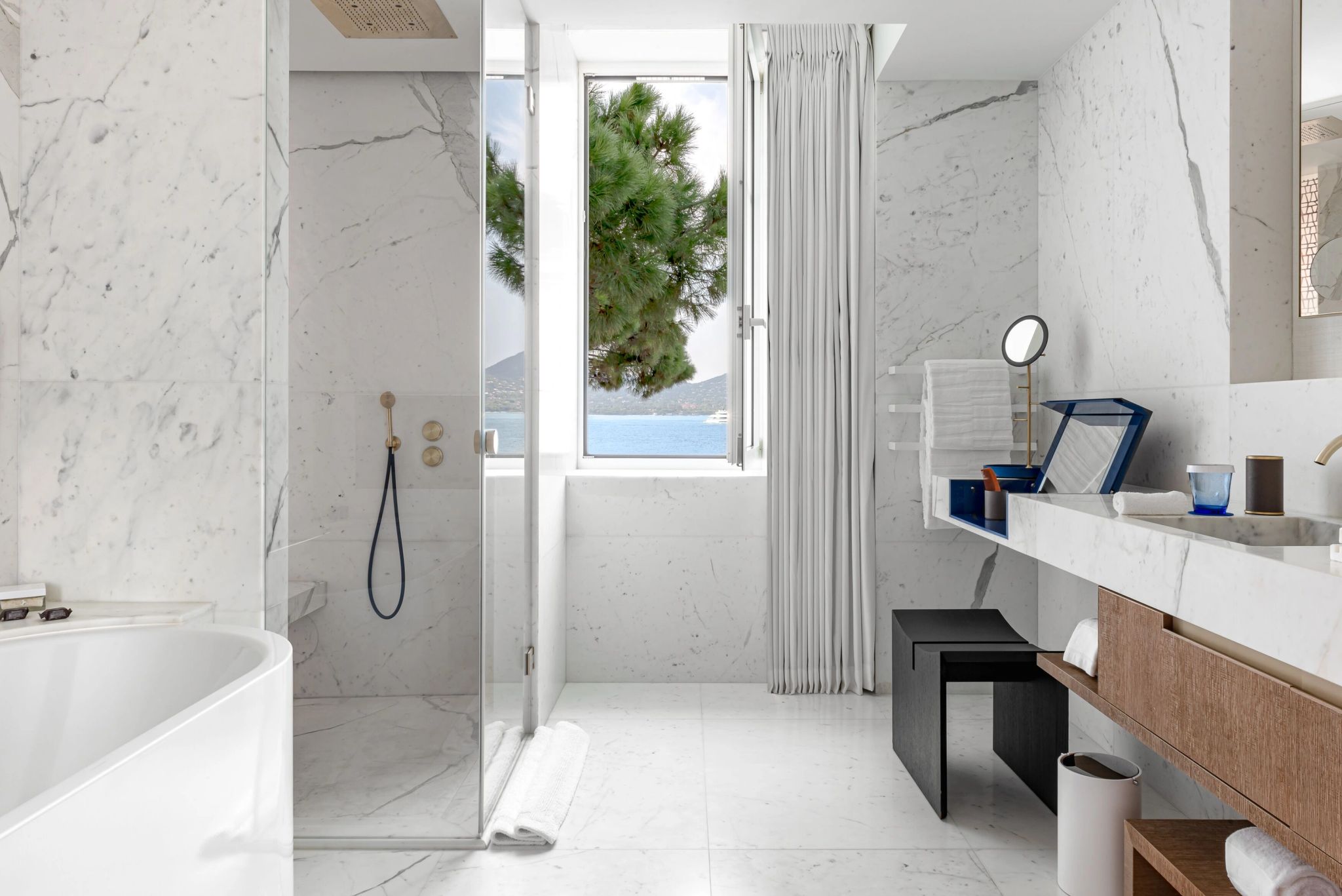 Duplex Pinède Suite banheiro com vista – banho de banheira