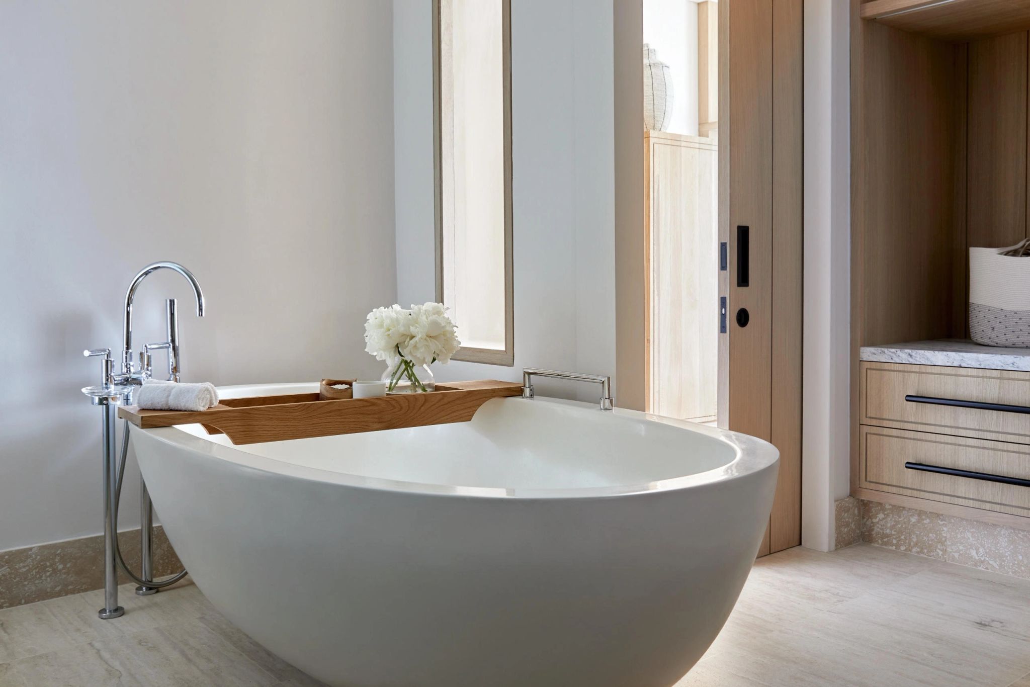 banheira de imersao - banho de banheira - quarto com banheira - banho relaxante