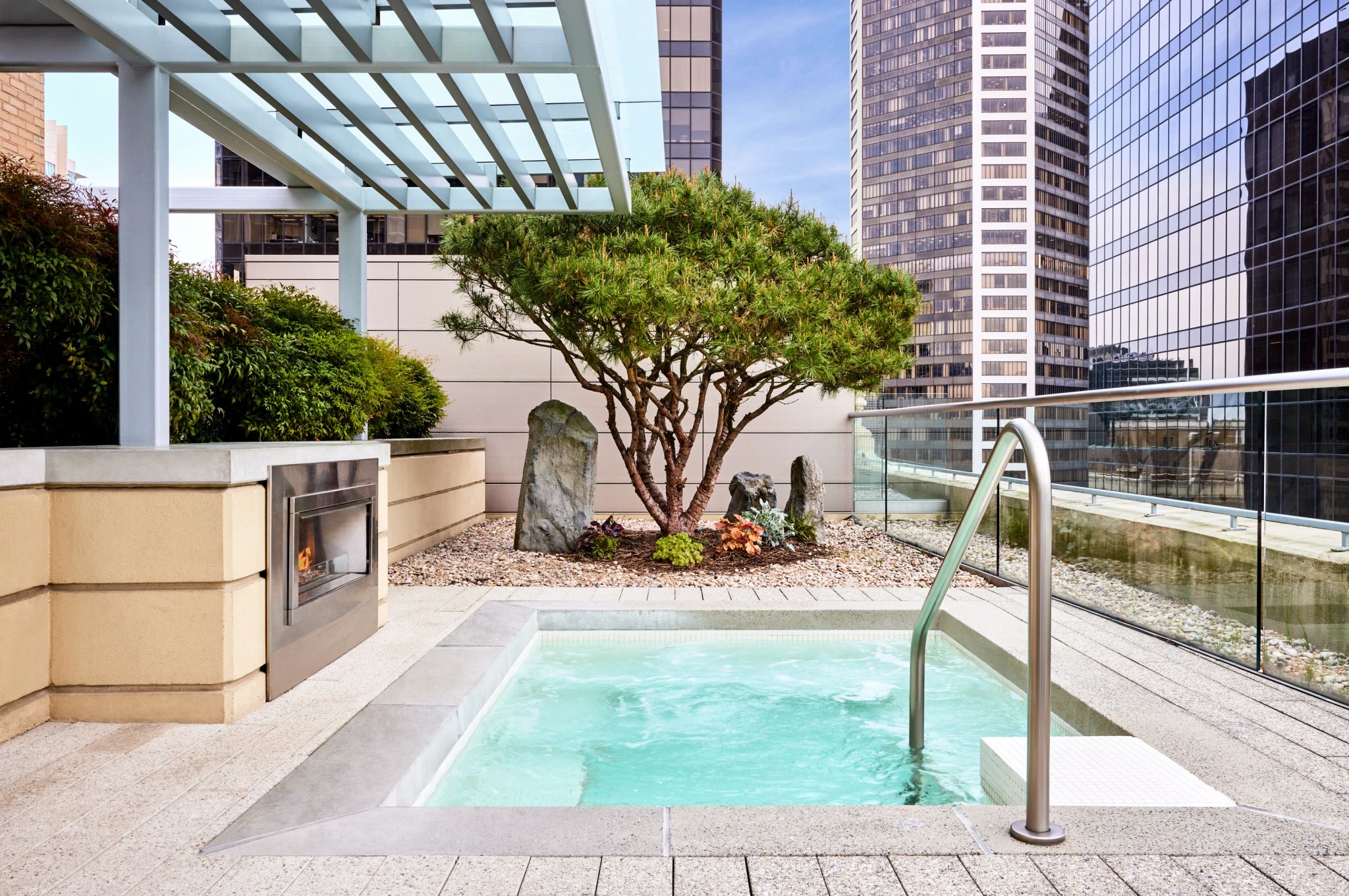 Rosewood Suite area externa suite – piscina privativa - terraço com vista