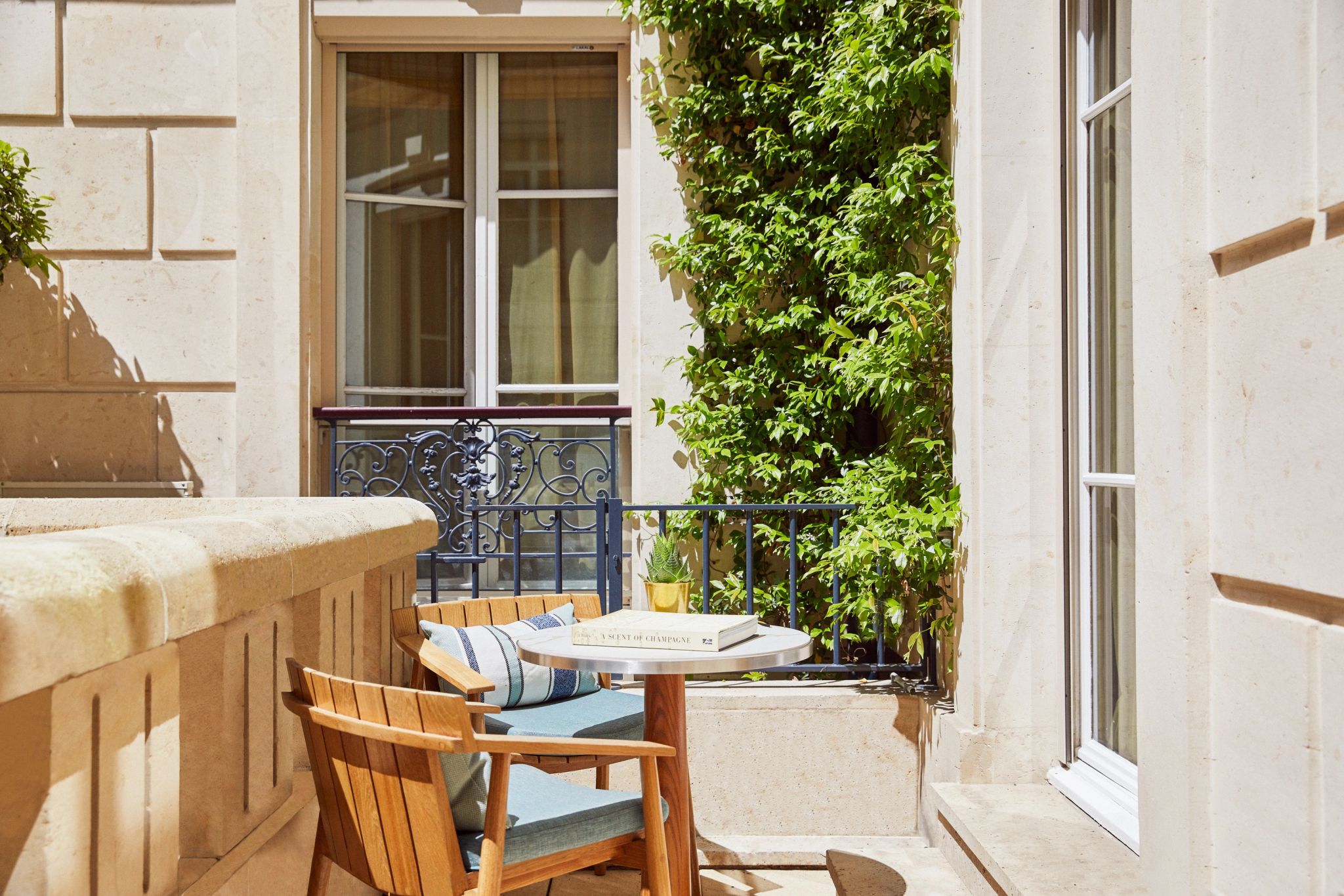 Park King Balcony   varanda mobiliada - quarto do hotel - vista patio