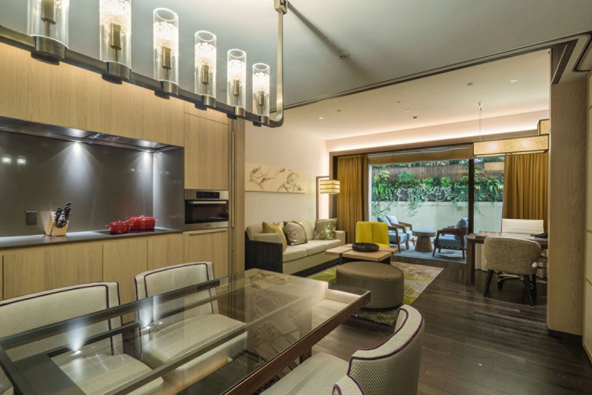 One Bedroom Residence King mesa de jantar – sala de estar – suite do hotel