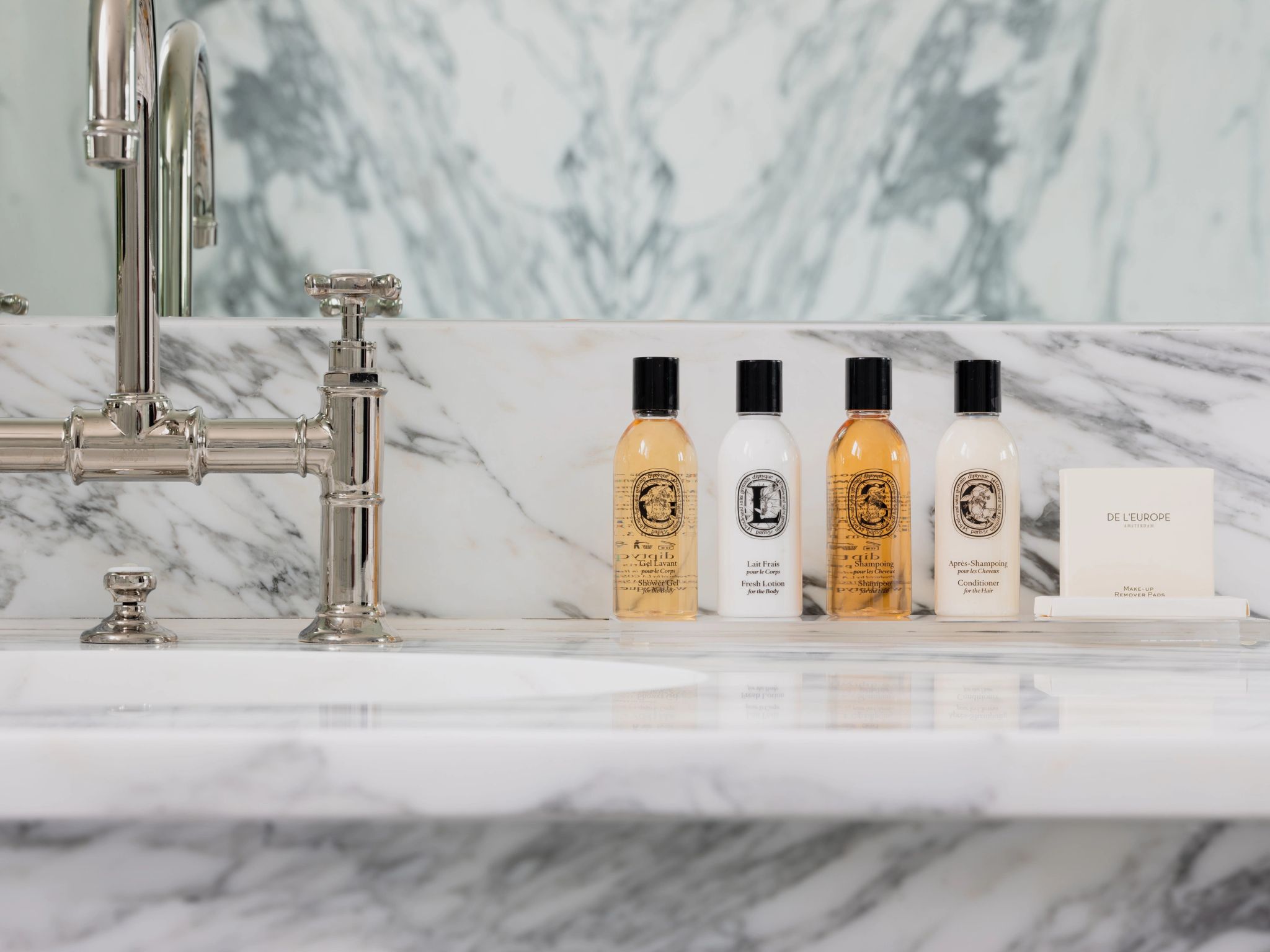 amenidades diptyque – banheiro em mármore - pia de mármore