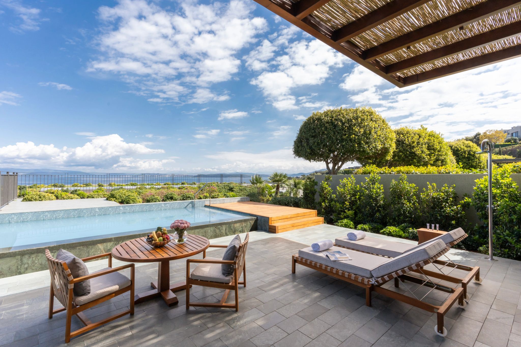 vila com piscina - piscina externa - terraço mobiliado