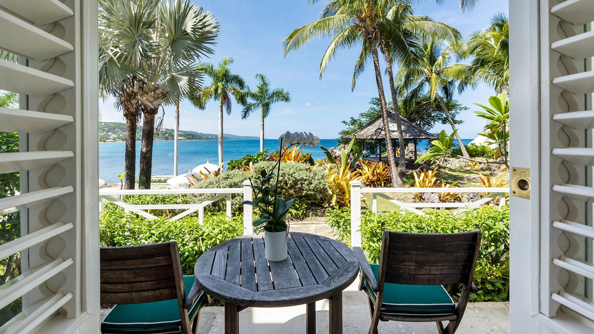 Premium Oceanfront Balcony King  varanda mobiliada - varanda vista mar - quarto com varanda