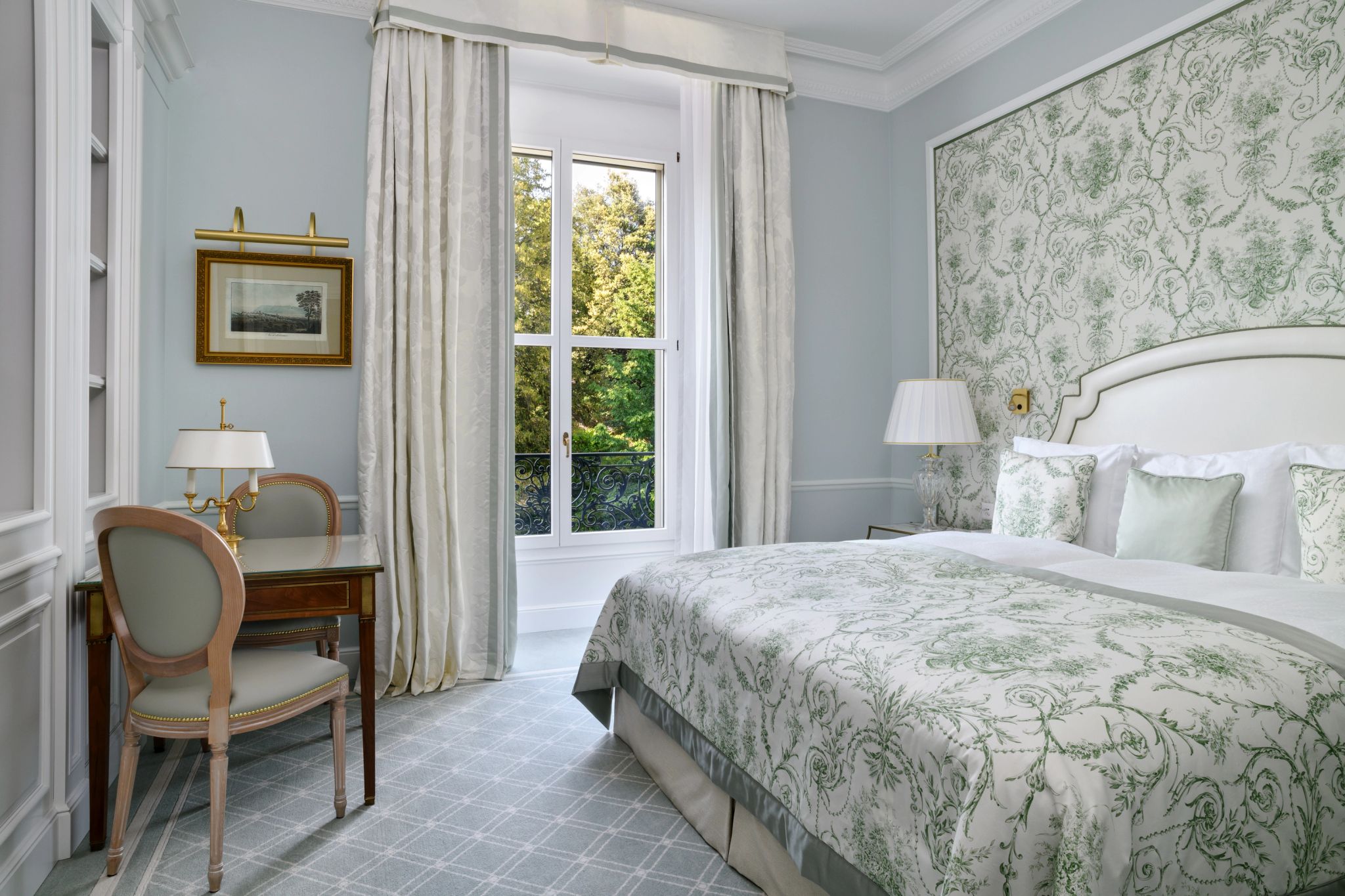 Superior Garden and City View quarto de hotel – cama de casal – mesa de trabalho