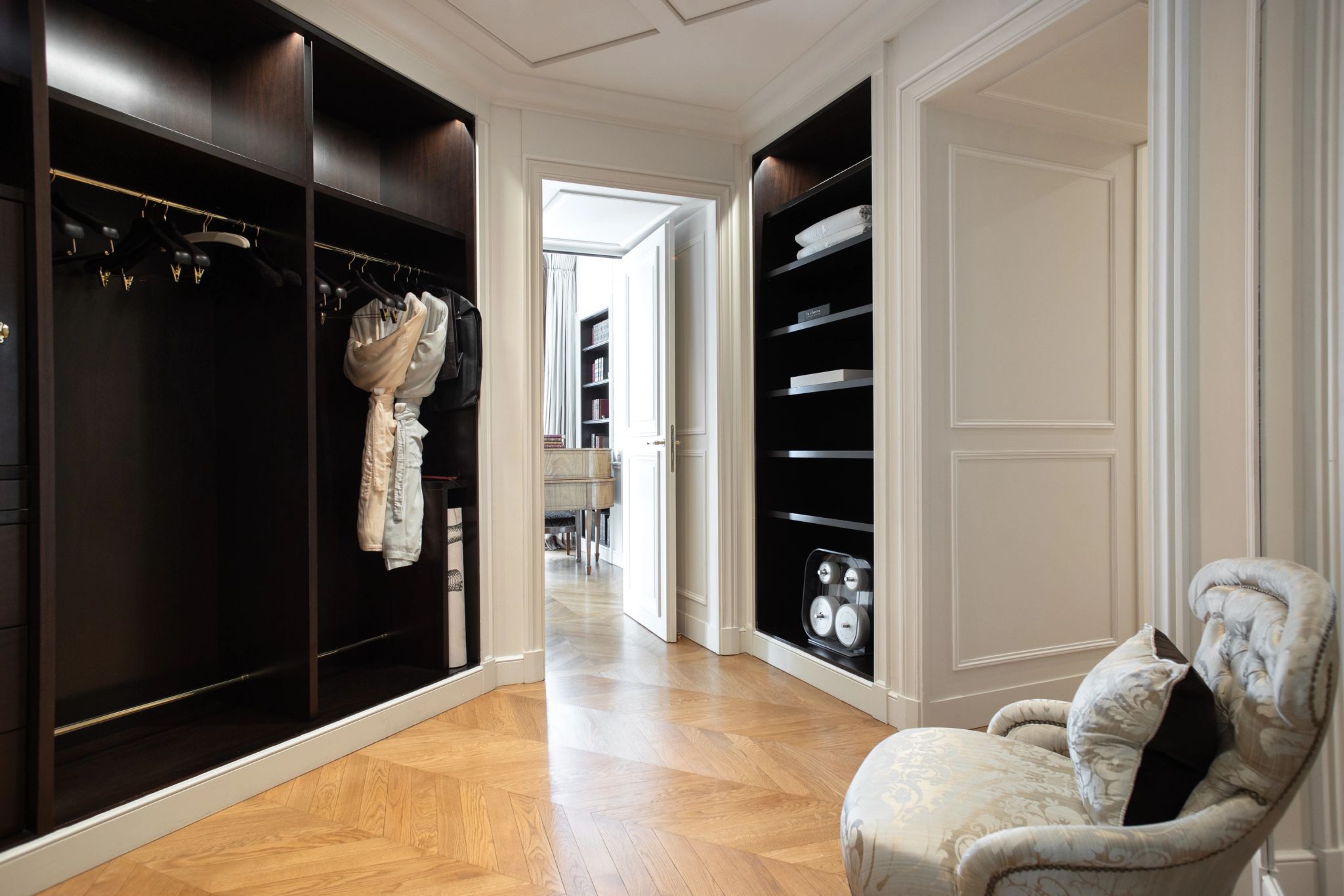 closet espaçoso - closet de luxo - suite com closet - closet moderno