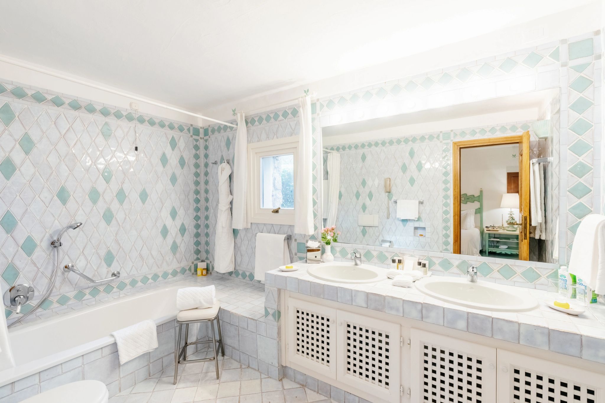 Garden Suite banheiro em marmore - banheira de imersao - banho premium