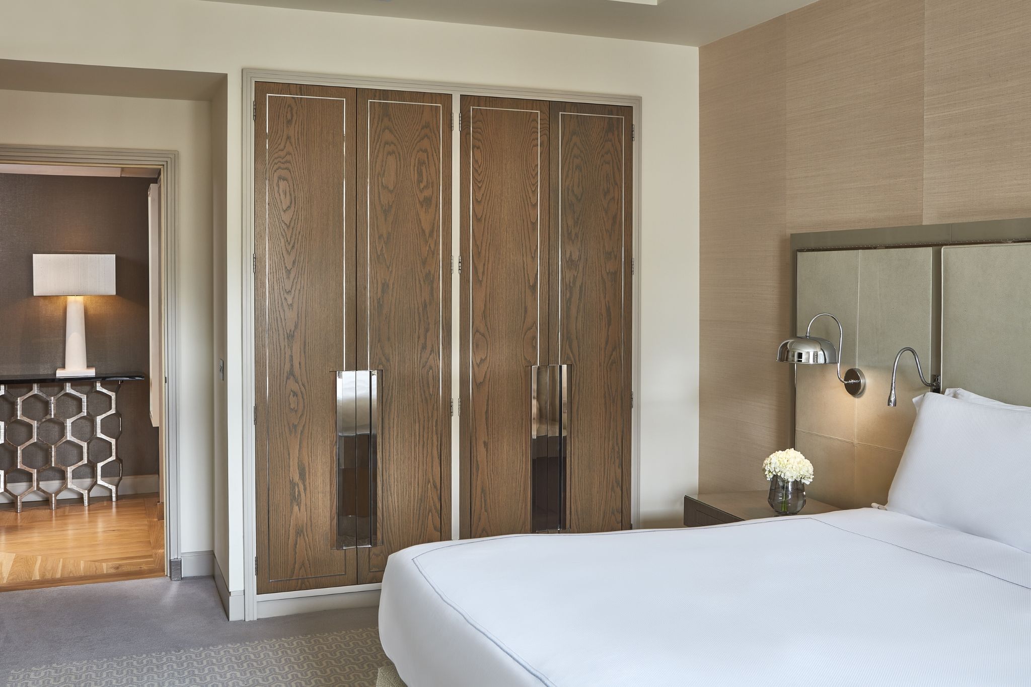 armario de madeira – cabeceira estofada – quarto cama king