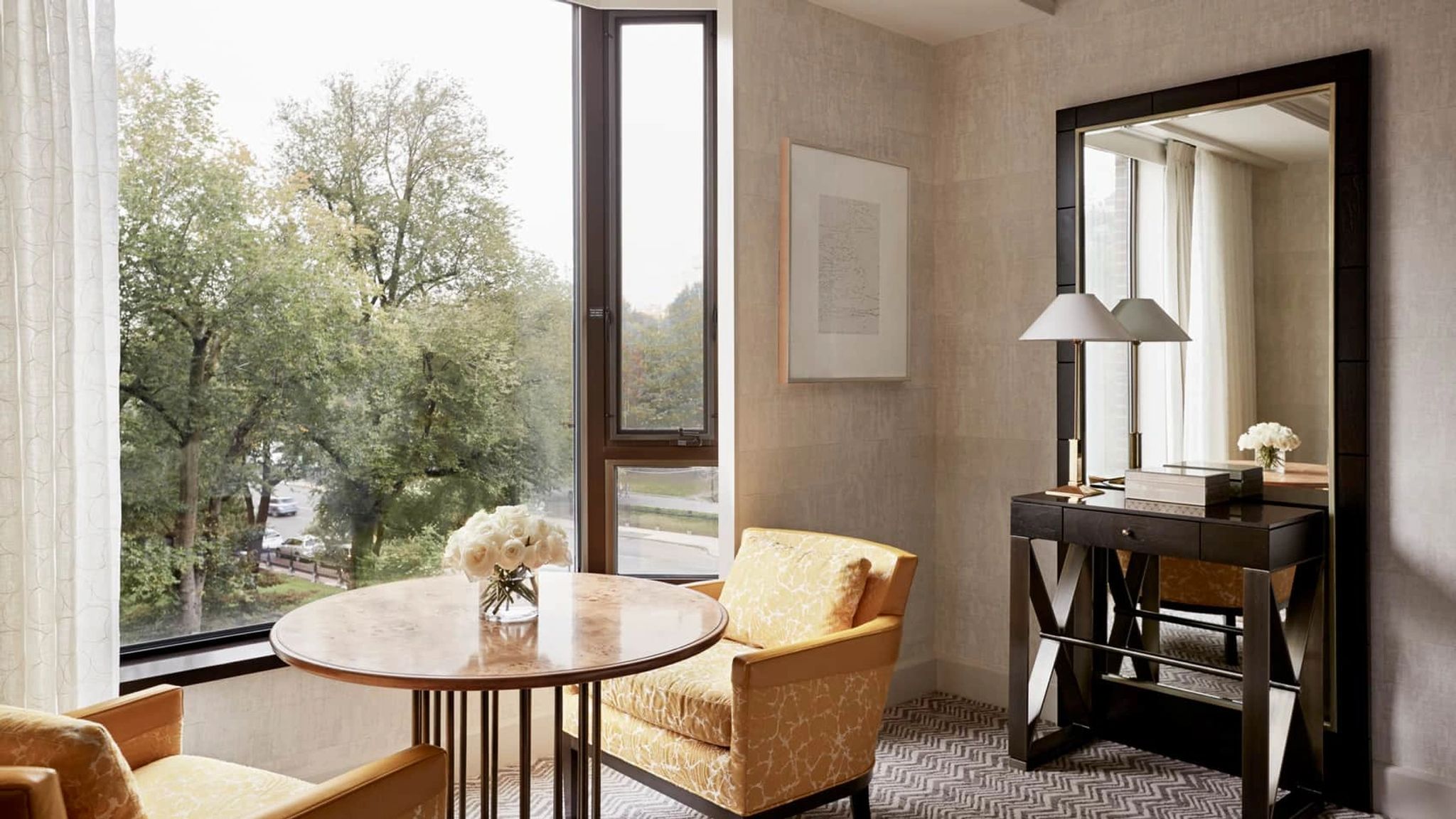 Deluxe Accessible Garden View Roll-In Shower sala de estar - quarto vista jardim - quarto com acessibilidade