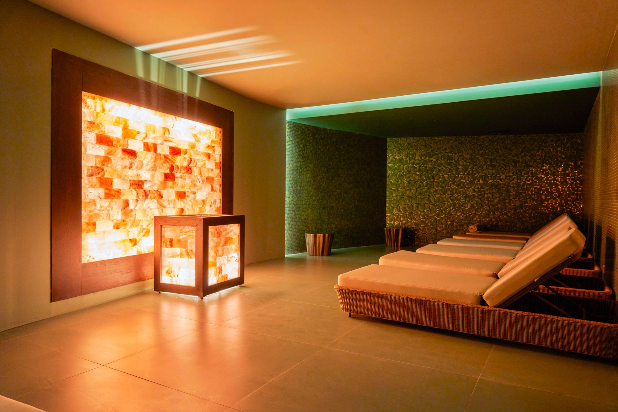 Laurea Spa sala de haloterapia com luz suave para experiencia de bem-estar