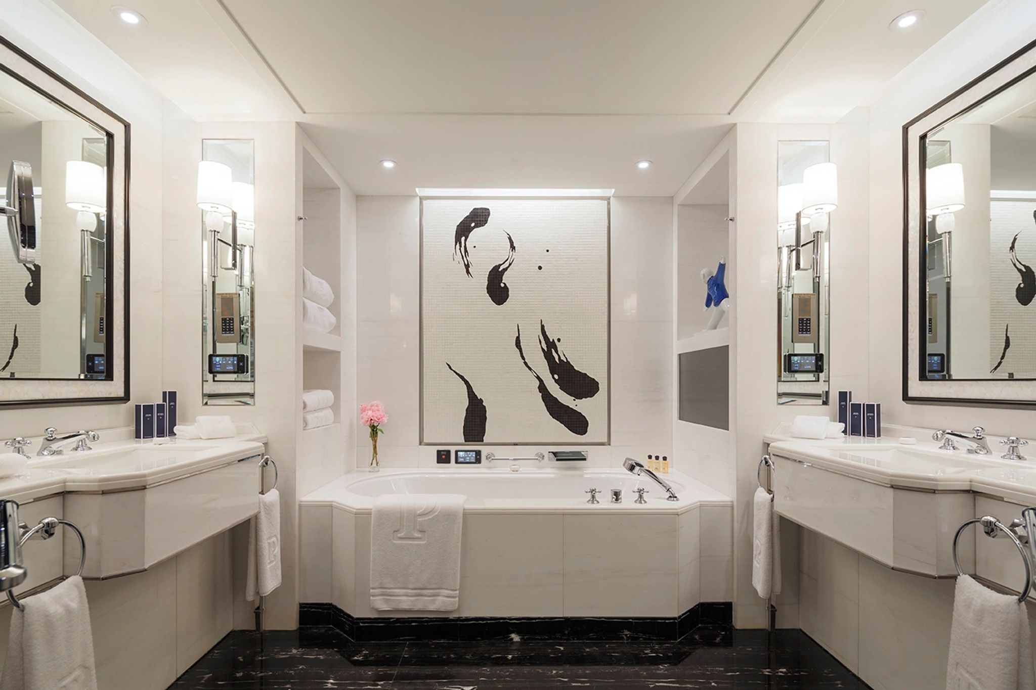 banheiro com banheira – banheiro de luxo – banheiro do hotel